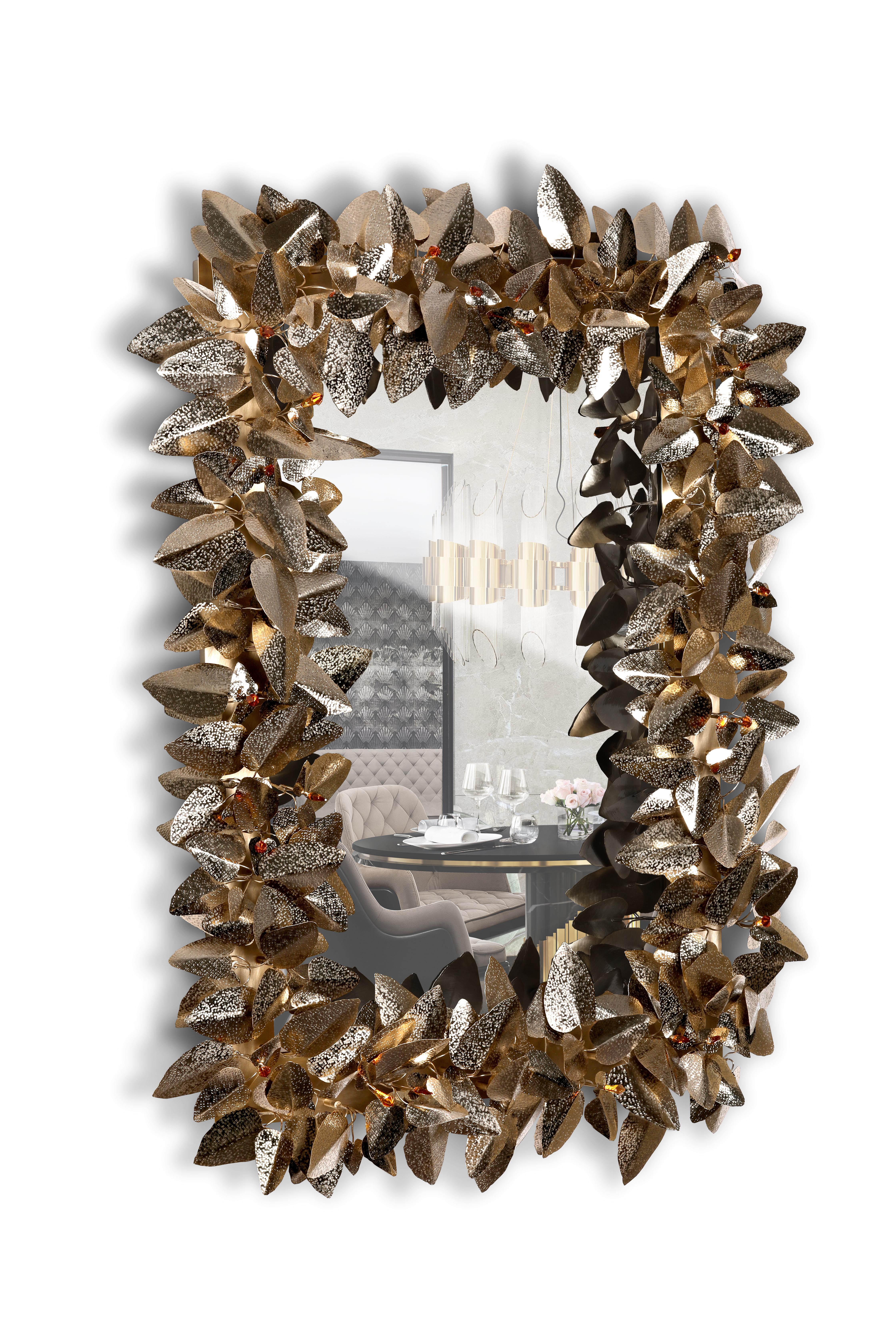 In line with the entire McQueen family, this McQueen rectangular light mirror is a meticulously designed beauty object. The tradition of the jewelry artisans is kept in this approach to contemporary luxury. A sublime and powerful evocation of savage