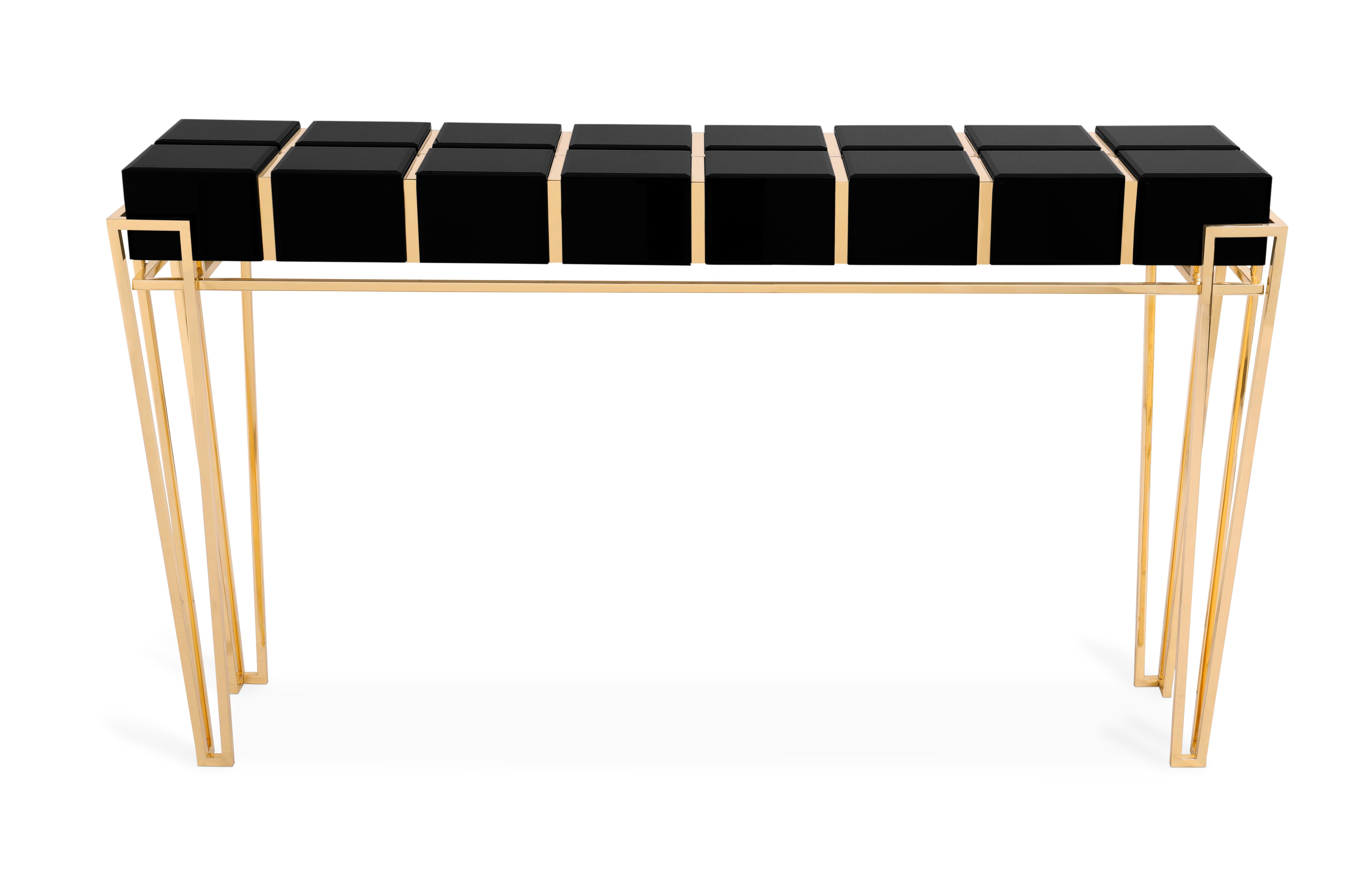 Die prachtvolle geometrische Konstruktion der nubischen Pyramiden ergibt ein kontrastreiches Formdesign. Die Nubian-Konsole zeichnet sich durch die Komplexität edler Materialien wie Glas, Nussbaumwurzelfurnier und Messing aus und ist eine kunstvolle