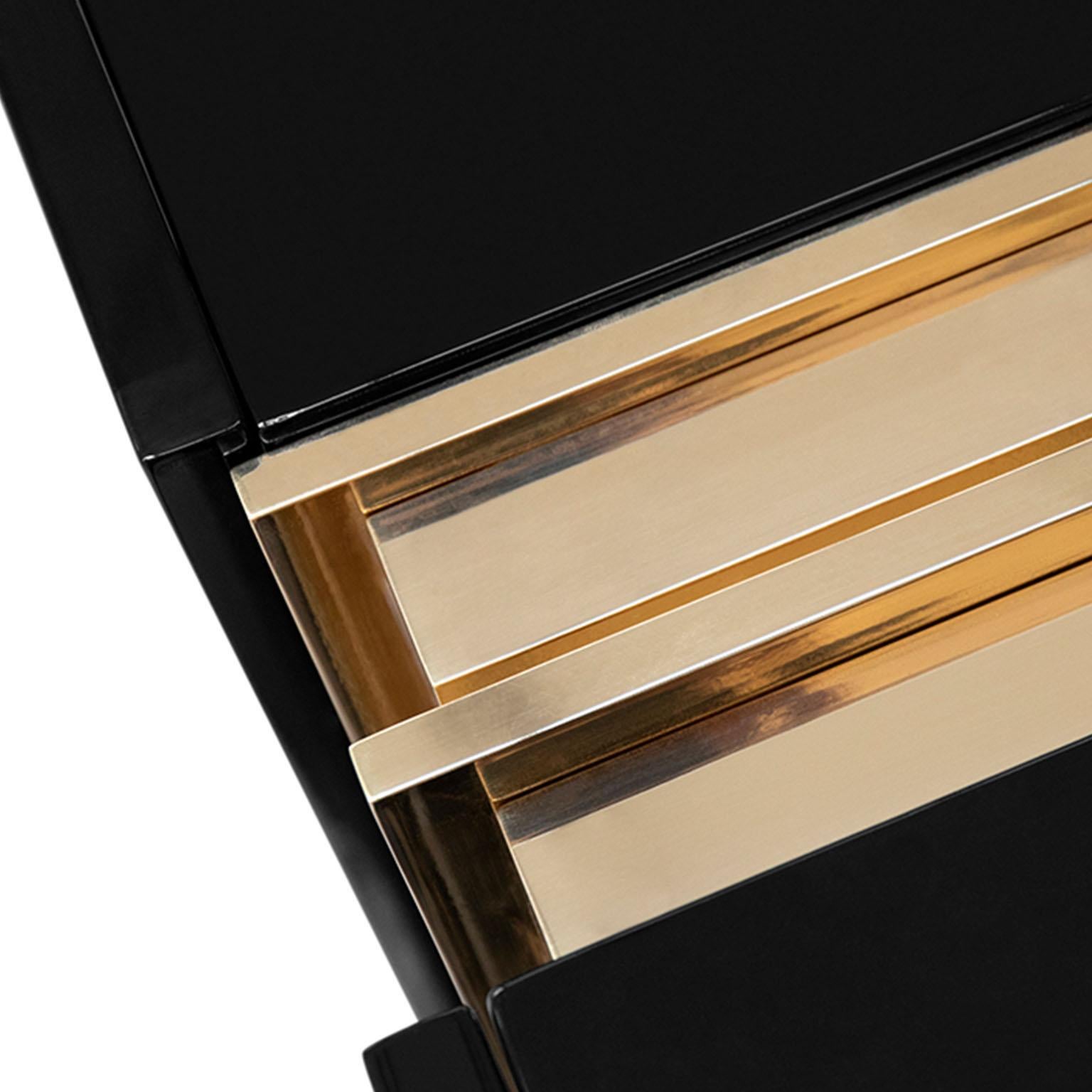 Die glatten und eleganten Formen dieses schwarzen Sideboards, das sehr stilvoll ist, bieten großzügigen Stauraum und verleihen jedem Raum eine attraktive Ausstrahlung. Die asymmetrischen Stäbe aus vergoldetem Messing verleihen dieser Spanplatte mit