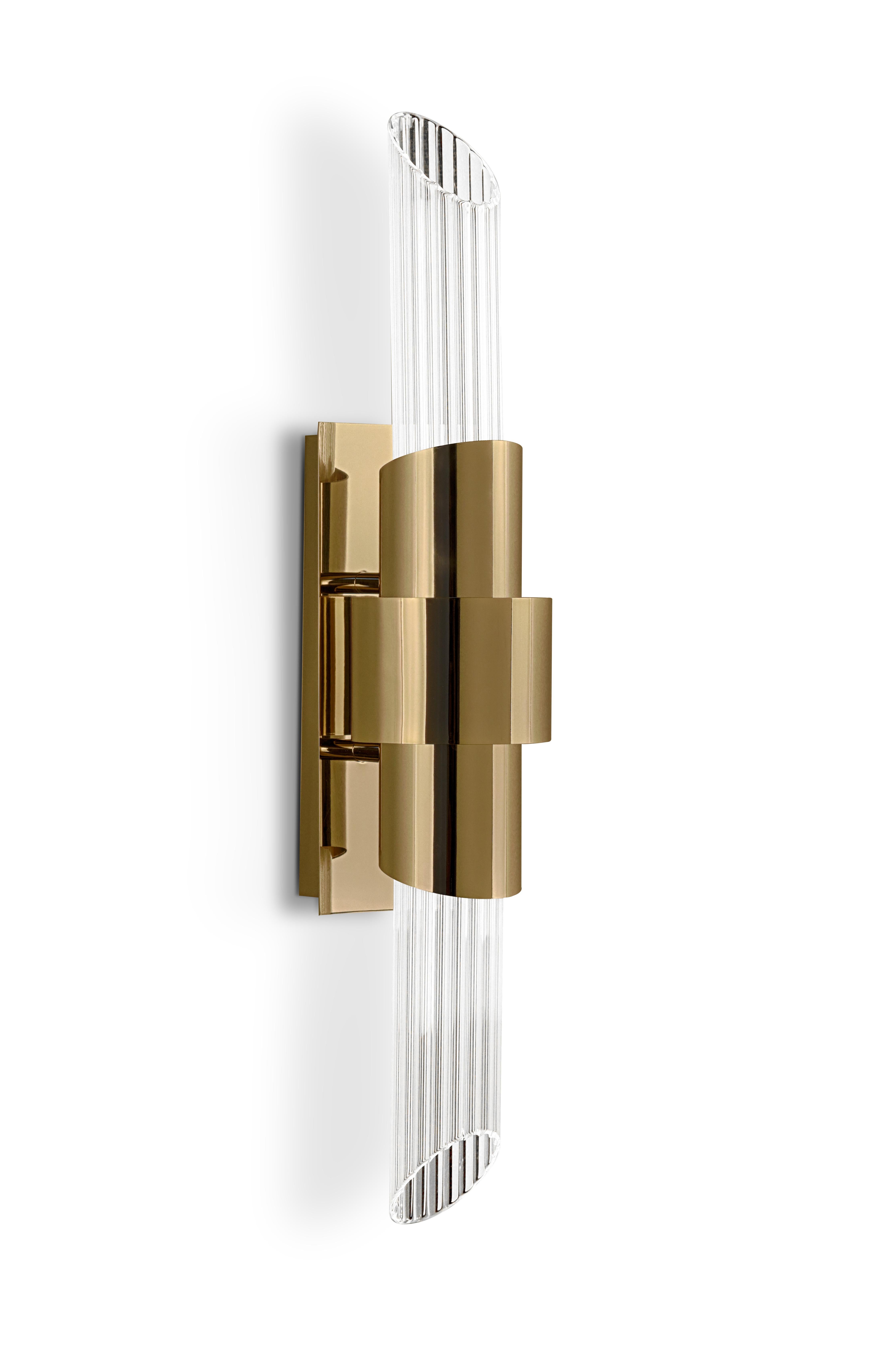 Following the creation line, the small version of Tycho Wall creates a cosmopolitan luxury environment that conveys an intimate lighting as its building inspiration and its reflection on the water. Brass with gold plated and crystal glass, ideal