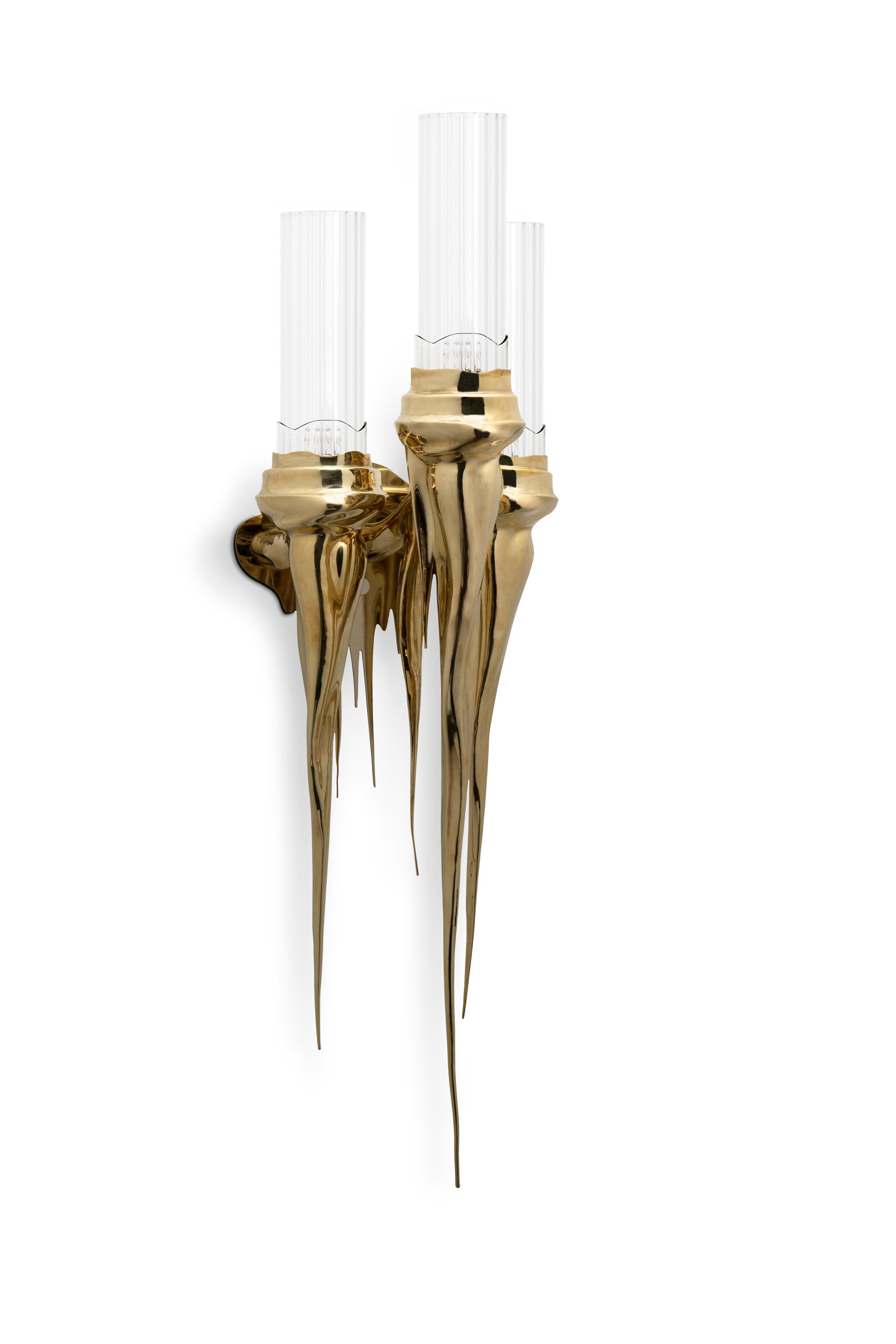 The Wax collection brings an ancient luxury feel, with a contemporaneous variation. This wall fixture fully made of gold plated brass, brings a modern twist to any environment, despite being inspired in ancient times. Composed of several fine tubes