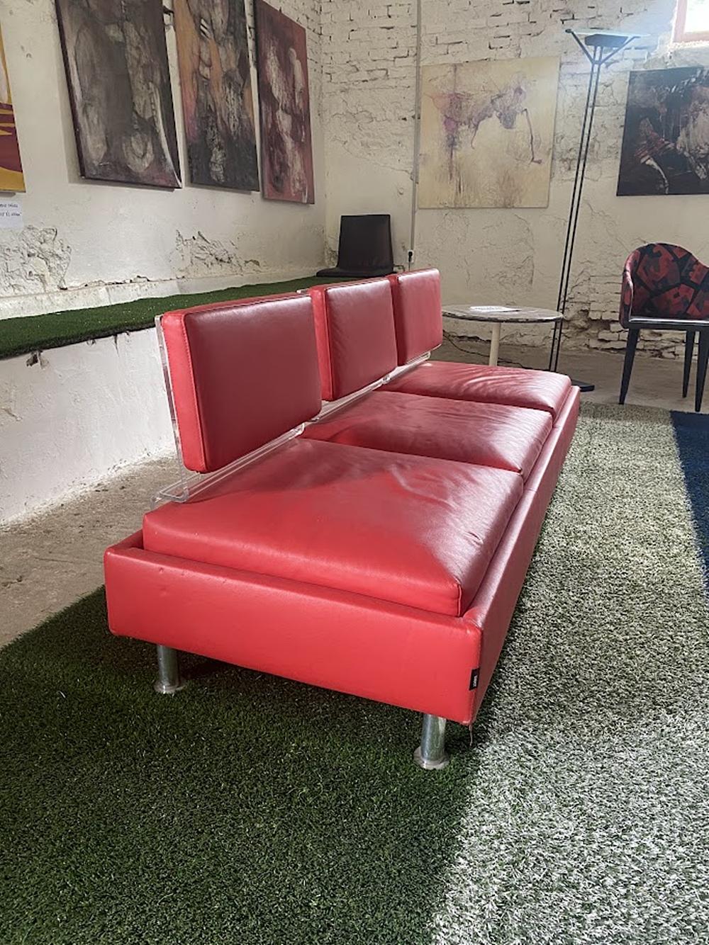 Italienische Modernität und Luxus  Design Sofa  Rotes Leder   1990s (Ende des 20. Jahrhunderts) im Angebot