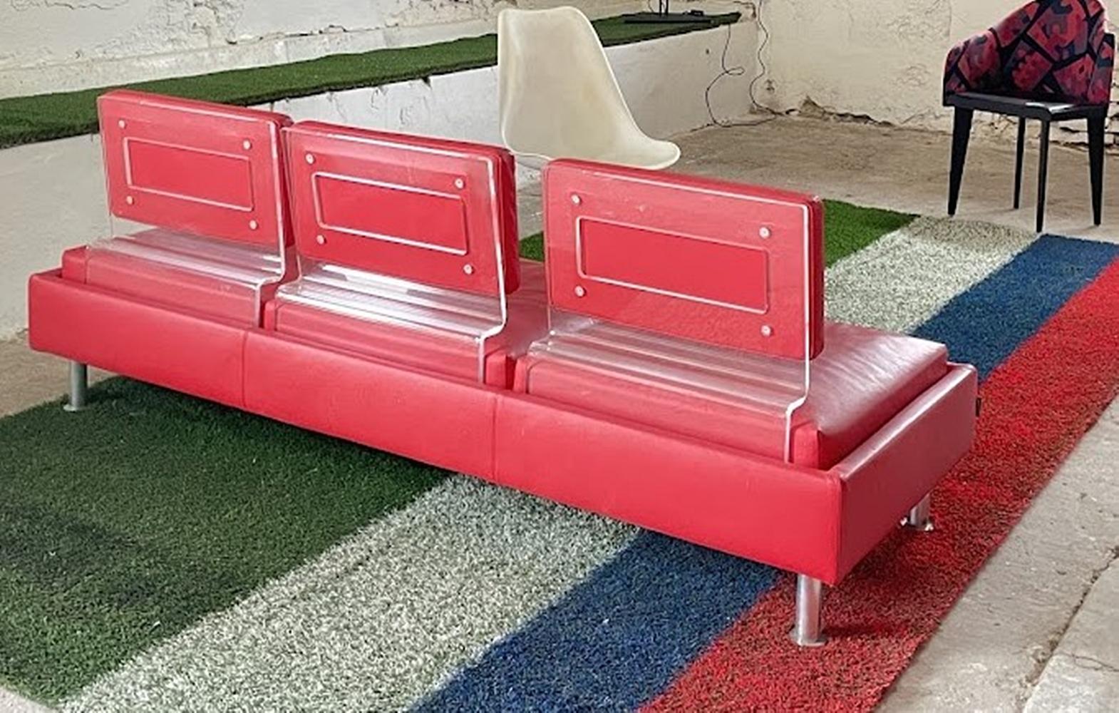 Italienische Modernität und Luxus  Design Sofa  Rotes Leder   1990s im Angebot 1