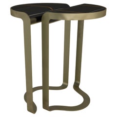 Tavolino Luz con struttura in bronzo laccato e piano in marmo incastonato