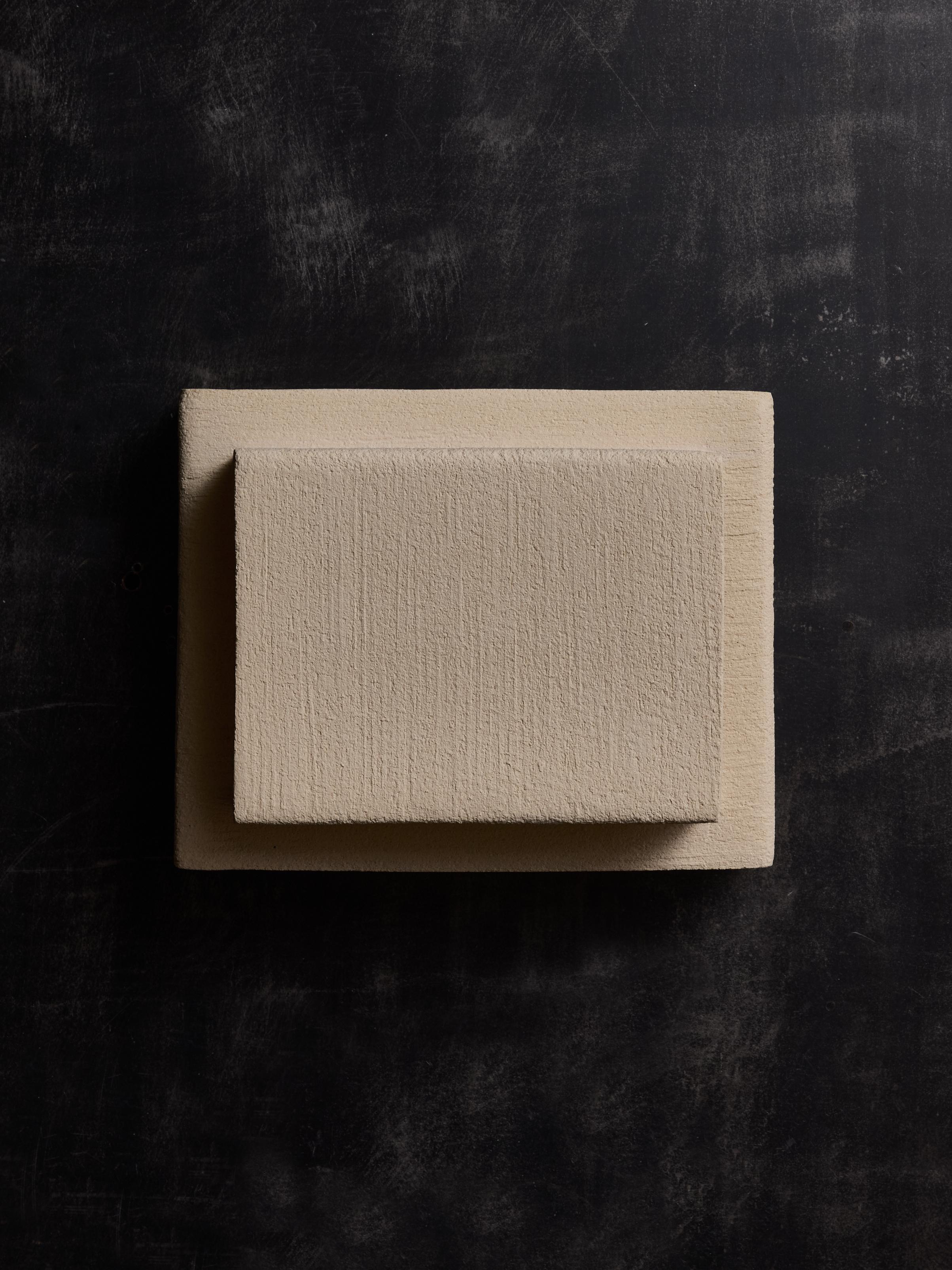 Applique in ceramica Luz realizzate dall'artista contemporanea francese Adeline Delesalle.

Pezzo principale rettangolare su cui è sovrapposto un pannello più piccolo con spazi ai lati che permettono alla luce di passare.

Firma dell'artista sul
