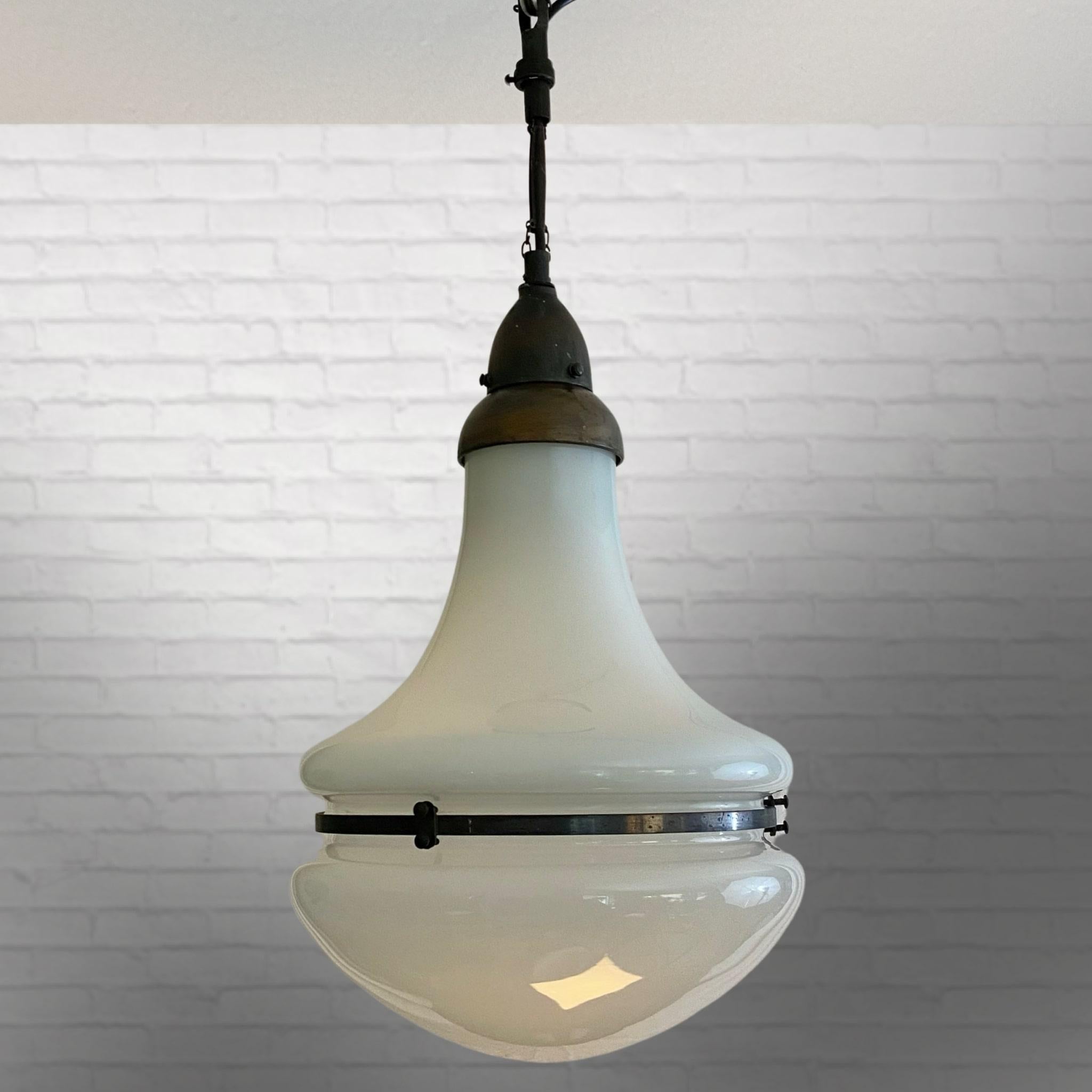 Industriel Lampe suspendue moderniste industrielle Luzette en verre et cuivre, années 1920 en vente