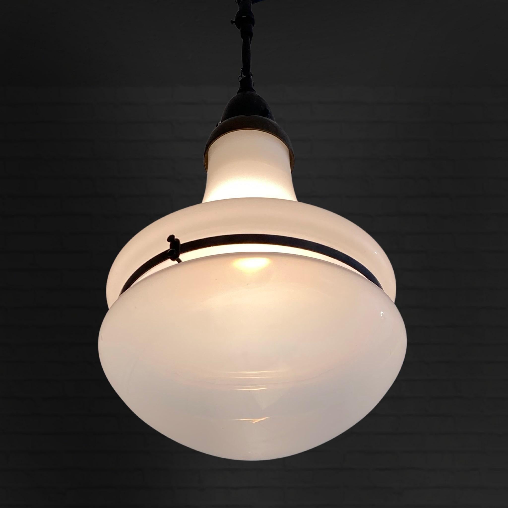 Lampe suspendue moderniste industrielle Luzette en verre et cuivre, années 1920 État moyen - En vente à Forserum, SE