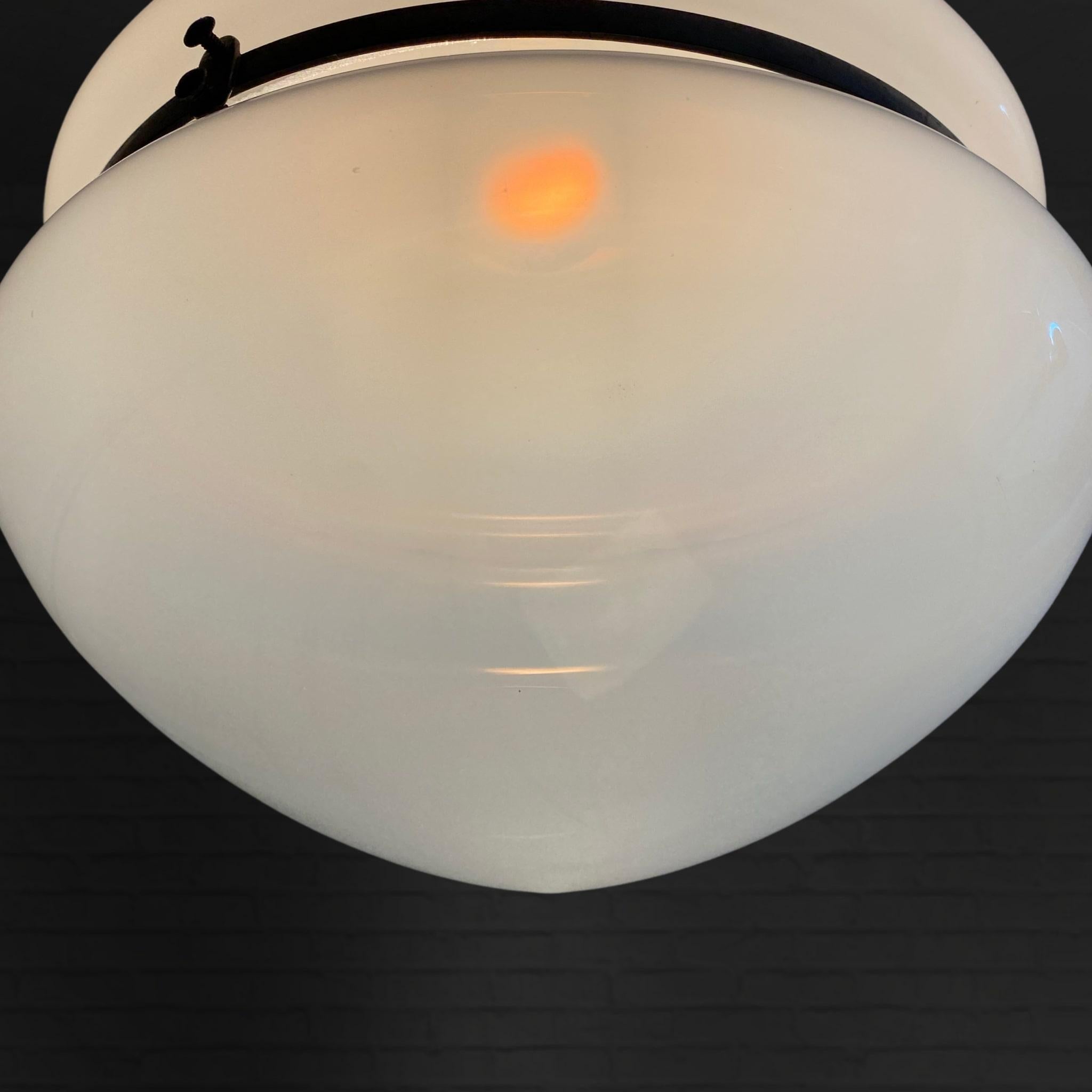 Début du 20ème siècle Lampe suspendue moderniste industrielle Luzette en verre et cuivre, années 1920 en vente