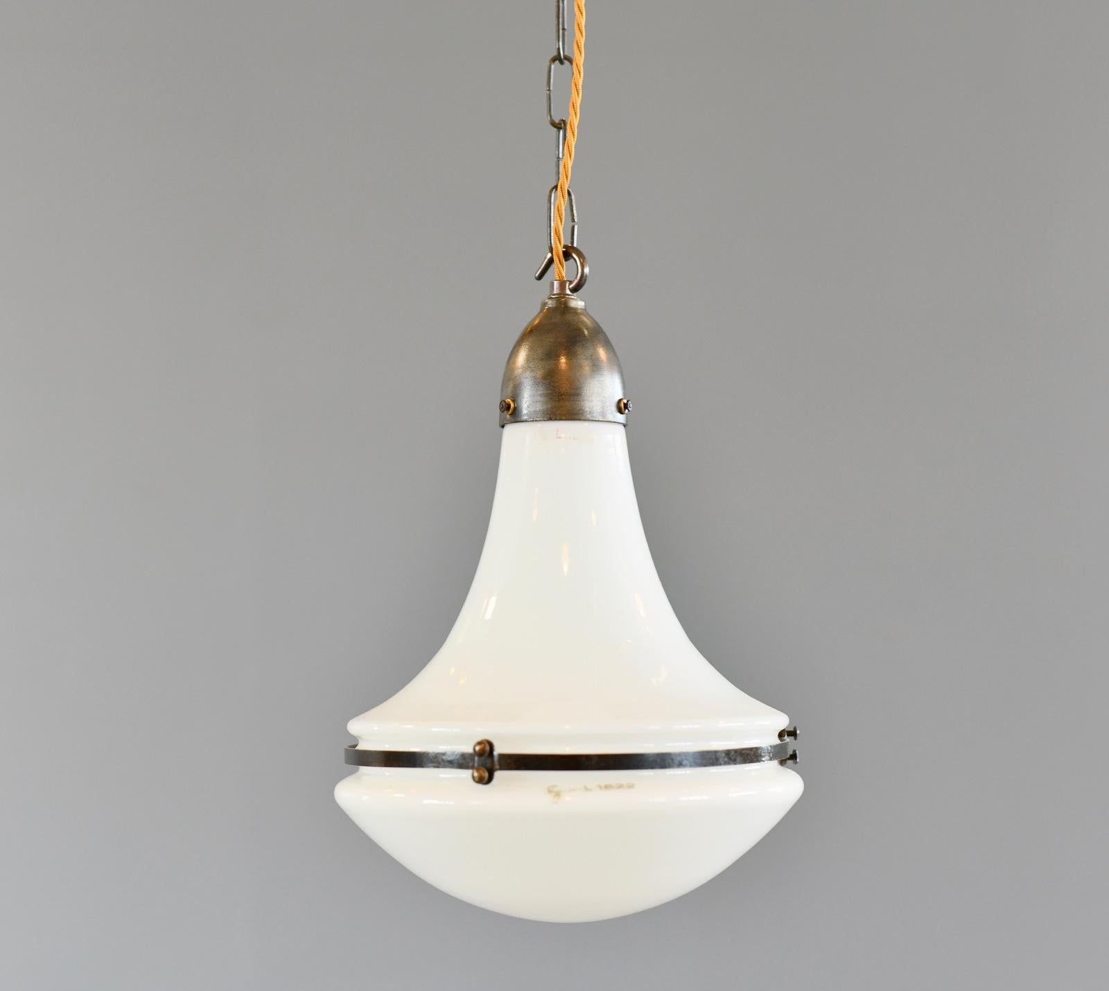 Lampada a sospensione Luzette di Peter Behrens per Siemens, circa 1920

- Fondo e piano in vetro opalino
- Adatto a lampadine con attacco E27
- Modello L1521
- Prodotto da Siemens & Schukert, Berlino
- Creato da Peter Behrens
- Tedesco ~ Anni '20
-