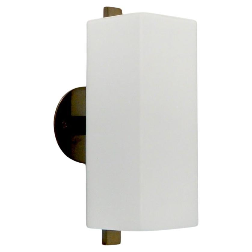 L'applique LUZQT MD BRZ di Lumfardo Luminaires è una favolosa e straordinaria applique in ottone e vetro soffiato tubolare quadrato. La finitura è in ottone laccato leggermente invecchiato. Questa versione della nostra applique LUZSQT è disponibile