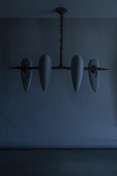 Suspension horizontale LV-426 en bronze coulé patiné, par William Guillon