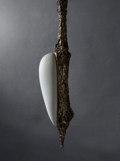 Suspension LV-426 en bronze coulé patiné, par William Guillon