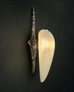 Applique LV-426 en bronze coulé patiné, par William Guillon