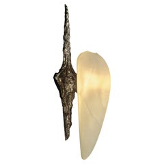 Applique LV-426 en bronze coulé patiné, par William Guillon