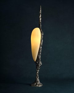 Lampe de table LV-426 en bronze coulé patiné, par William Guillon