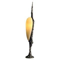 Lampe de table LV-426 en bronze coulé patiné, par William Guillon