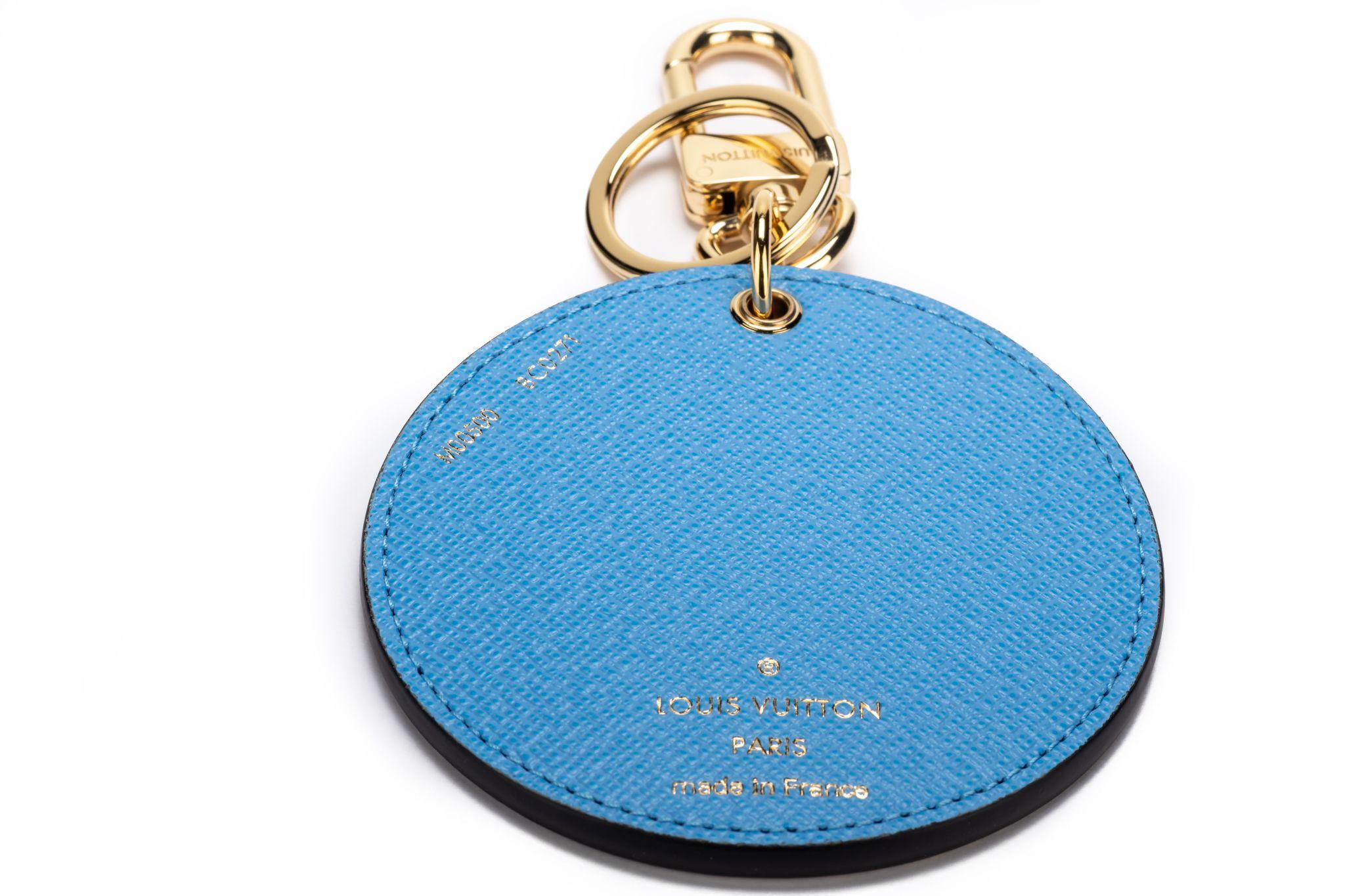This Louis Vuitton Monogram 2021 Christmas Animation China Wall Bag Charm Key Ring is crafted of Louis Vuitton monogram on coated canvas with blue cross grain leather on the reverse. This charm features a colorful illustration of the House mascot