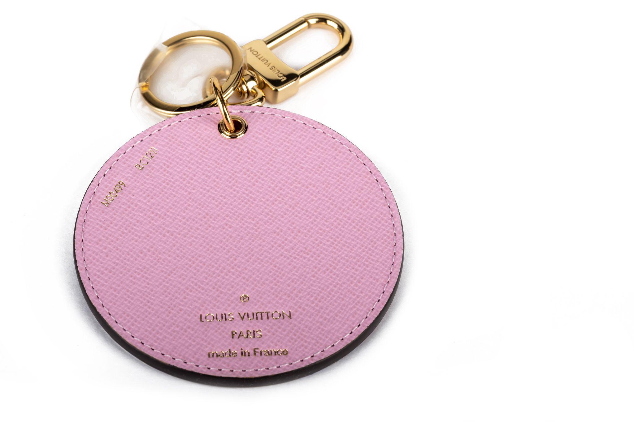 This Louis Vuitton Monogram 2021 Christmas Animation Japanese Garden Bag Charm Key Ring is a disk of Louis Vuitton monogram coated canvas, with a delightful print of House mascot Vivienne in a Japanese garden. The charm features a pink cross-grain