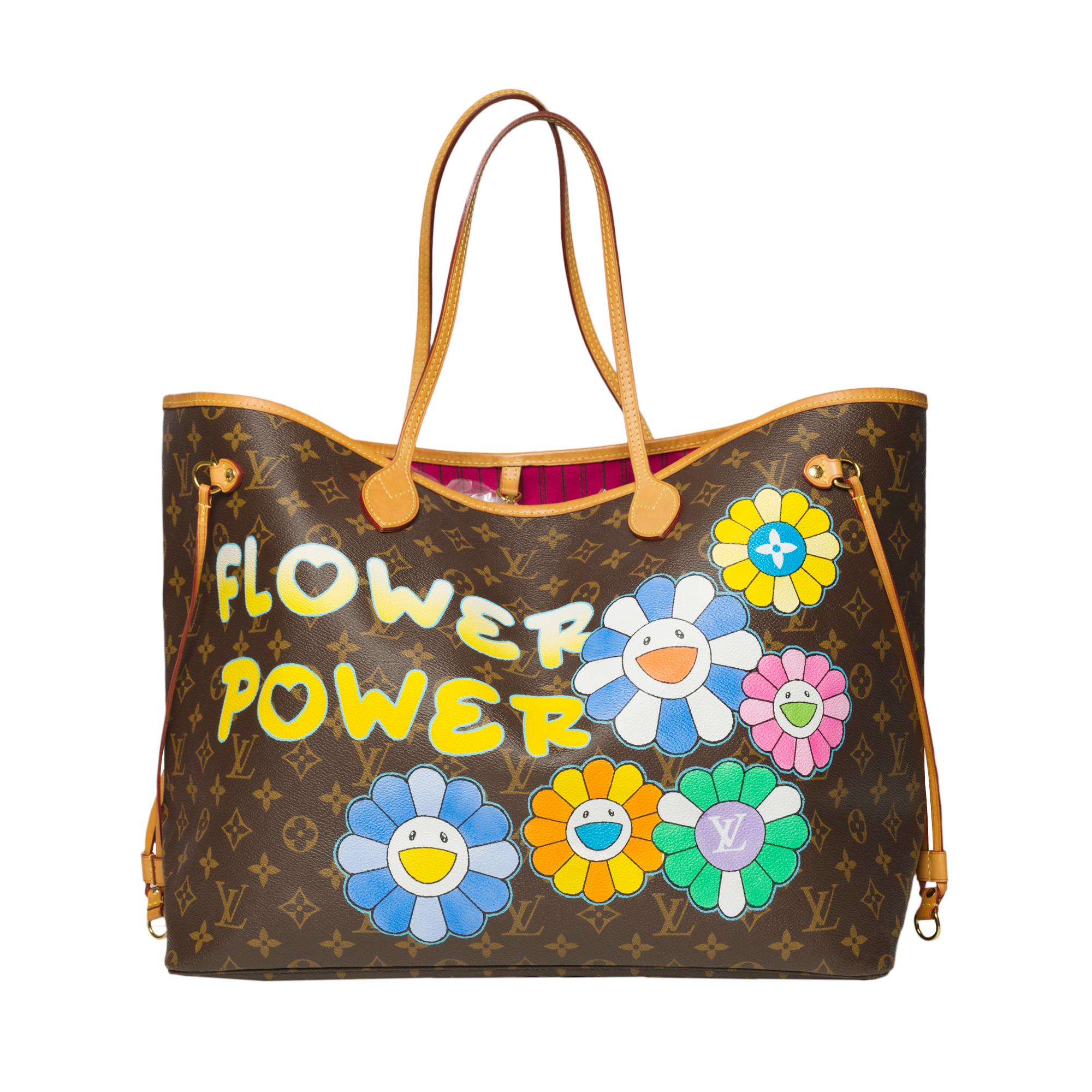 The Neverfull GM is a legendary bag that adapts to all your needs. Spacious without being bulky, both structured and flexible, it is ideal in town as well as on weekends. The laces on the sides can be tightened for a city look or deployed to reveal