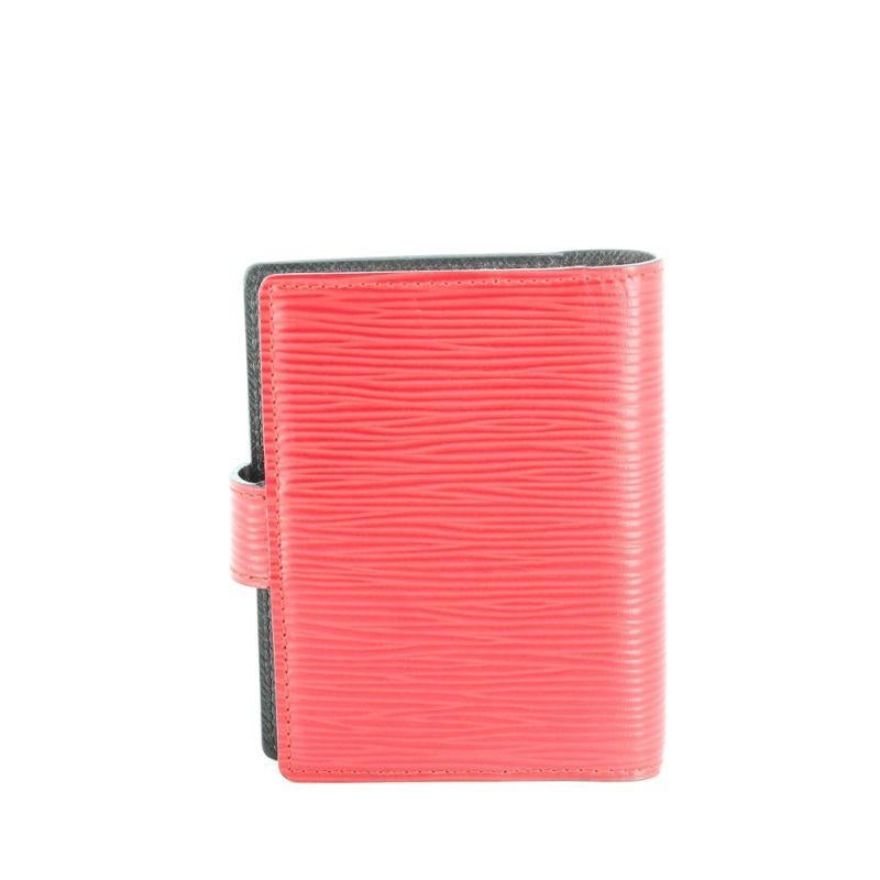 Louis Vuitton 2000's Travel book cover

Red epi leather, luxindex blank paper and gold tone hardware

Additional information:
Designer: Louis Vuitton
Dimensions: Height 10.5 cm / 4 
