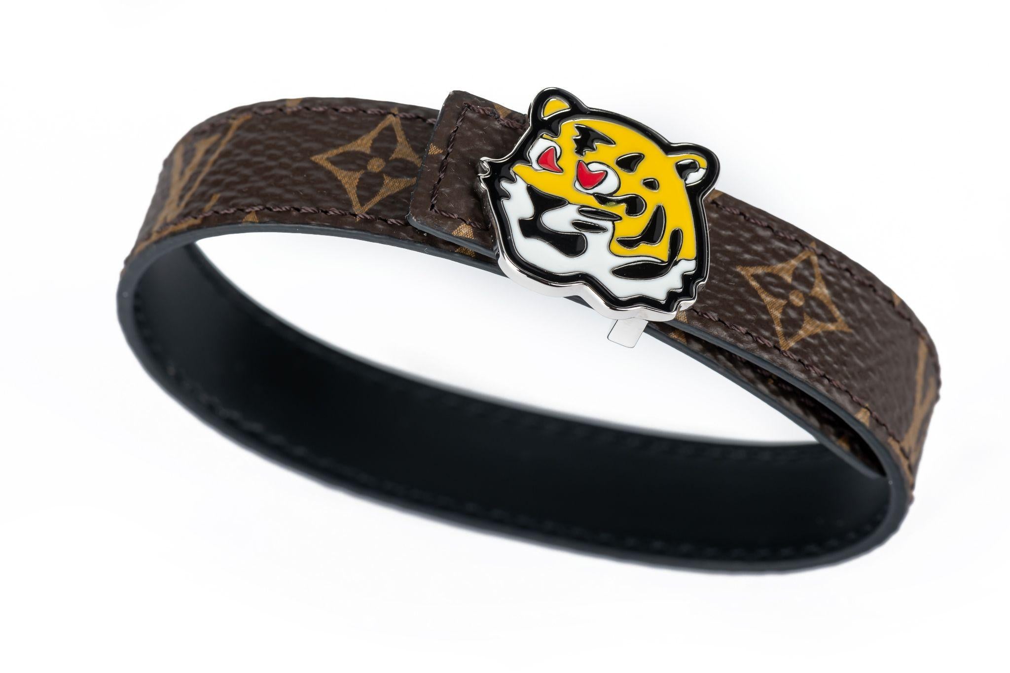 British dandy meets Japanese street culture on this playful LV Tiger 14mm reversible bracelet. This Louis Vuitton X Nigo collaboration presents the designer's signature character with dual styling options thanks to the band, which is made from