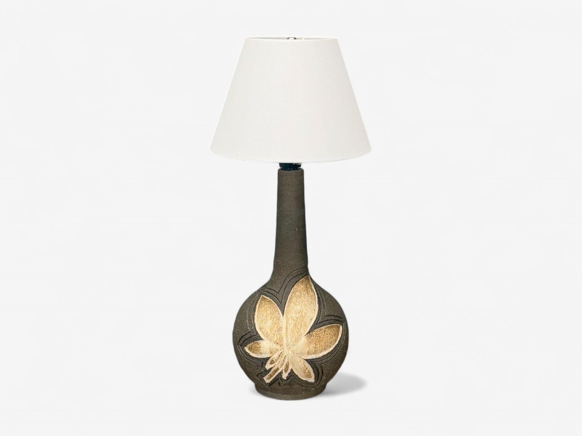 Lovemose Keramik, danesa de mediados de siglo, gres marrón, lámpara de sobremesa, Dinamarca, años 60

Lámpara de sobremesa de gres marrón con decoración de flores estilizadas, diseñada y fabricada por Løvemose Keramik en Dinamarca, c. 1960.