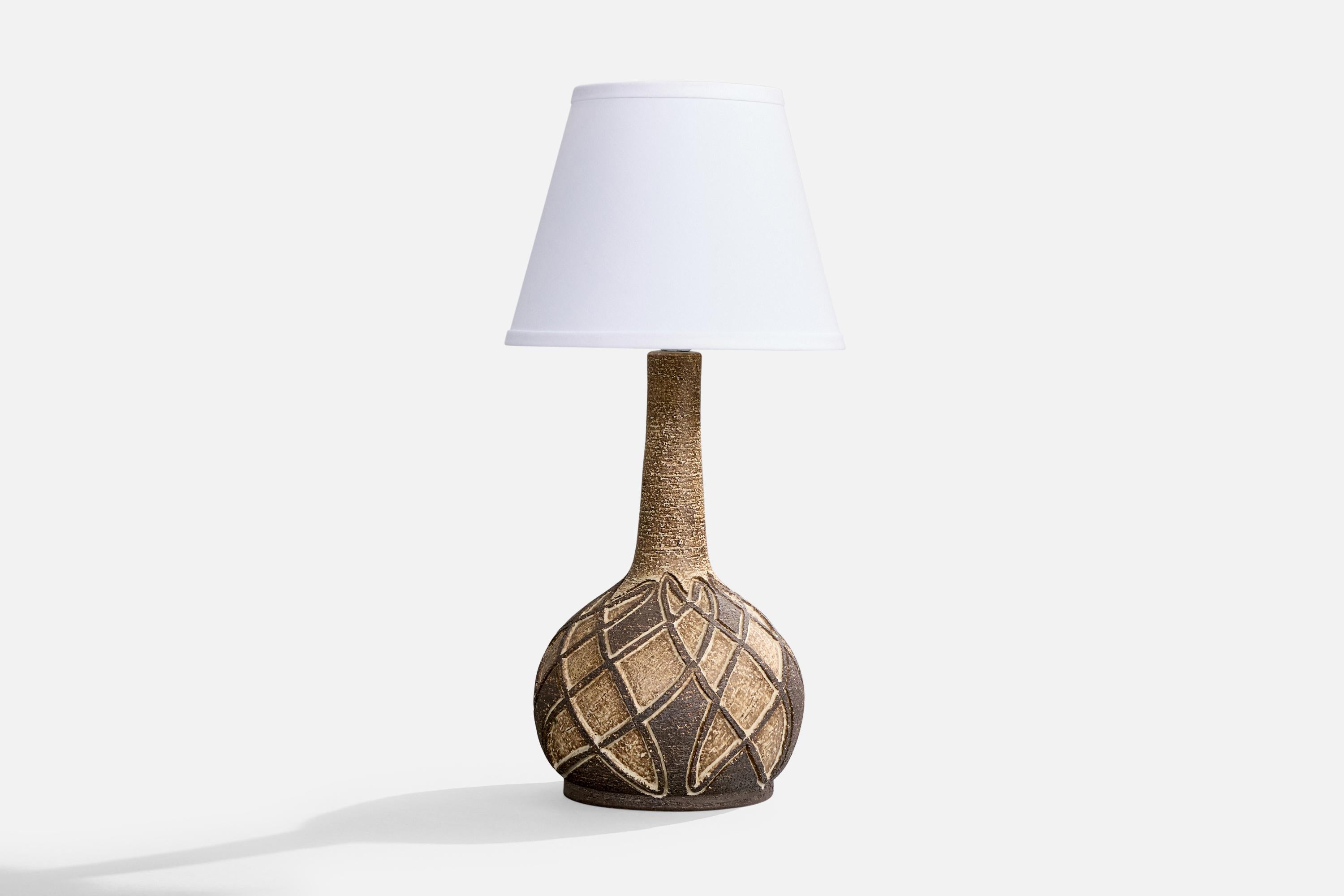 Une grande lampe de table en grès brun produite par Løvemose, Danemark, C.1960.

Dimensions de la lampe (pouces) : 15.75