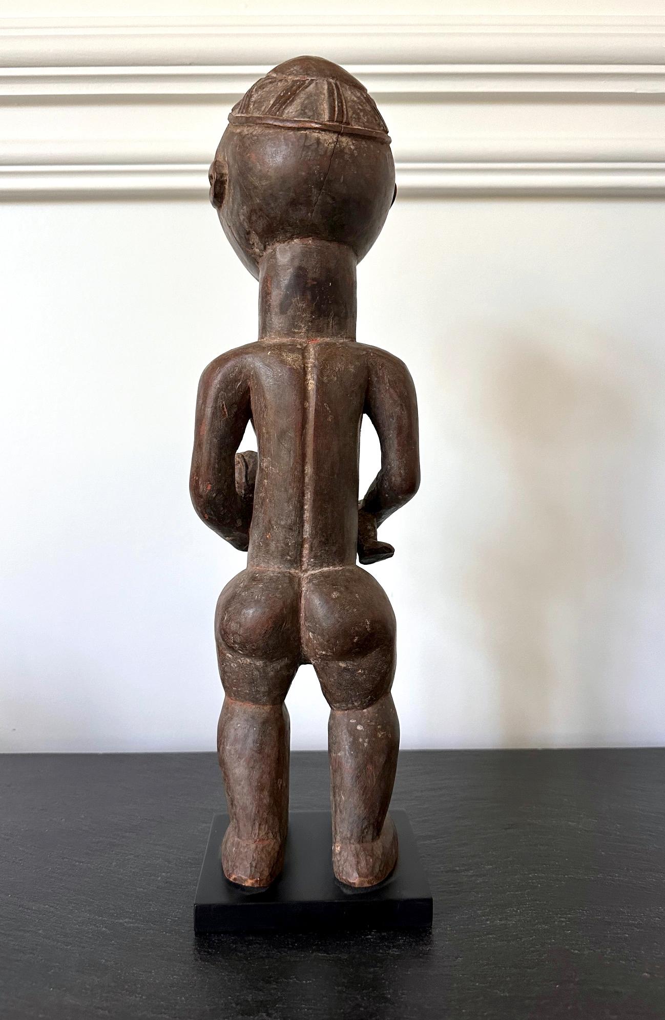 Lwalwa Mother Figure Holding Baby DR Congo Africa with Provenance In Good Condition For Sale In Atlanta, GA