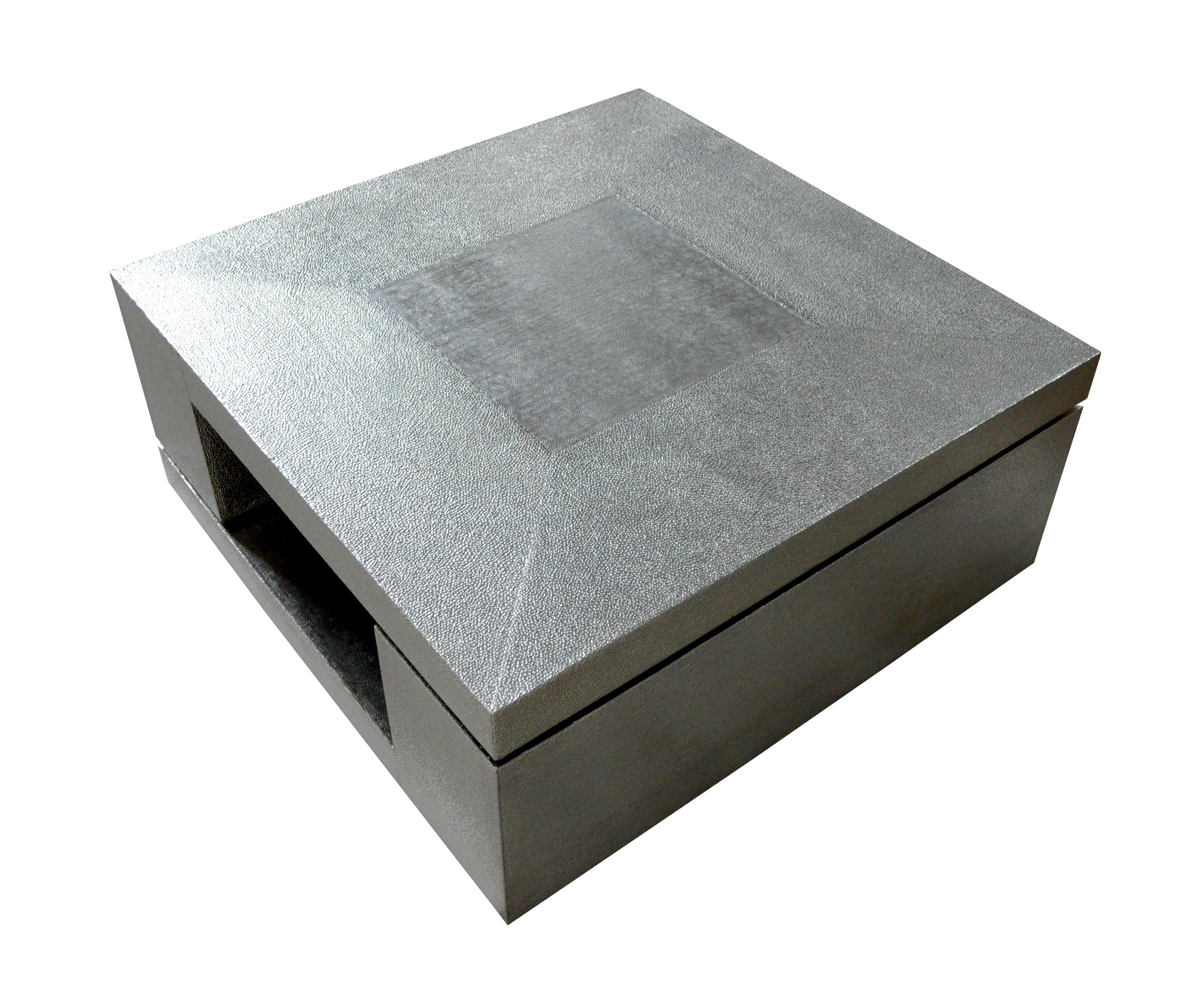LX2 Tisch Weiß Bronze über MDF handgefertigt in Indien von Stephanie Odegard im Zustand „Neu“ im Angebot in New York, NY