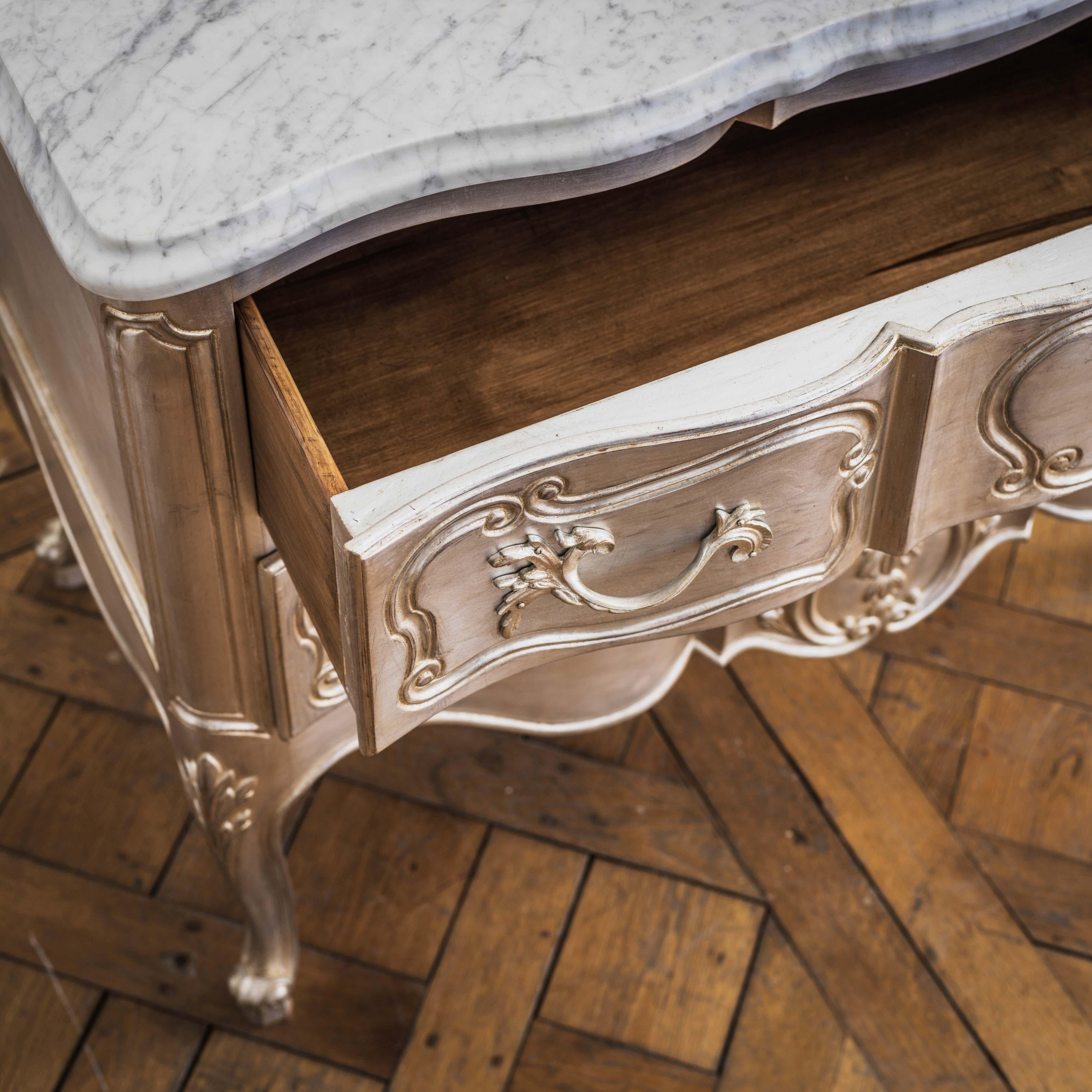 Legno Cassettiera in stile LXV con finitura in argento dorato a mano in vendita