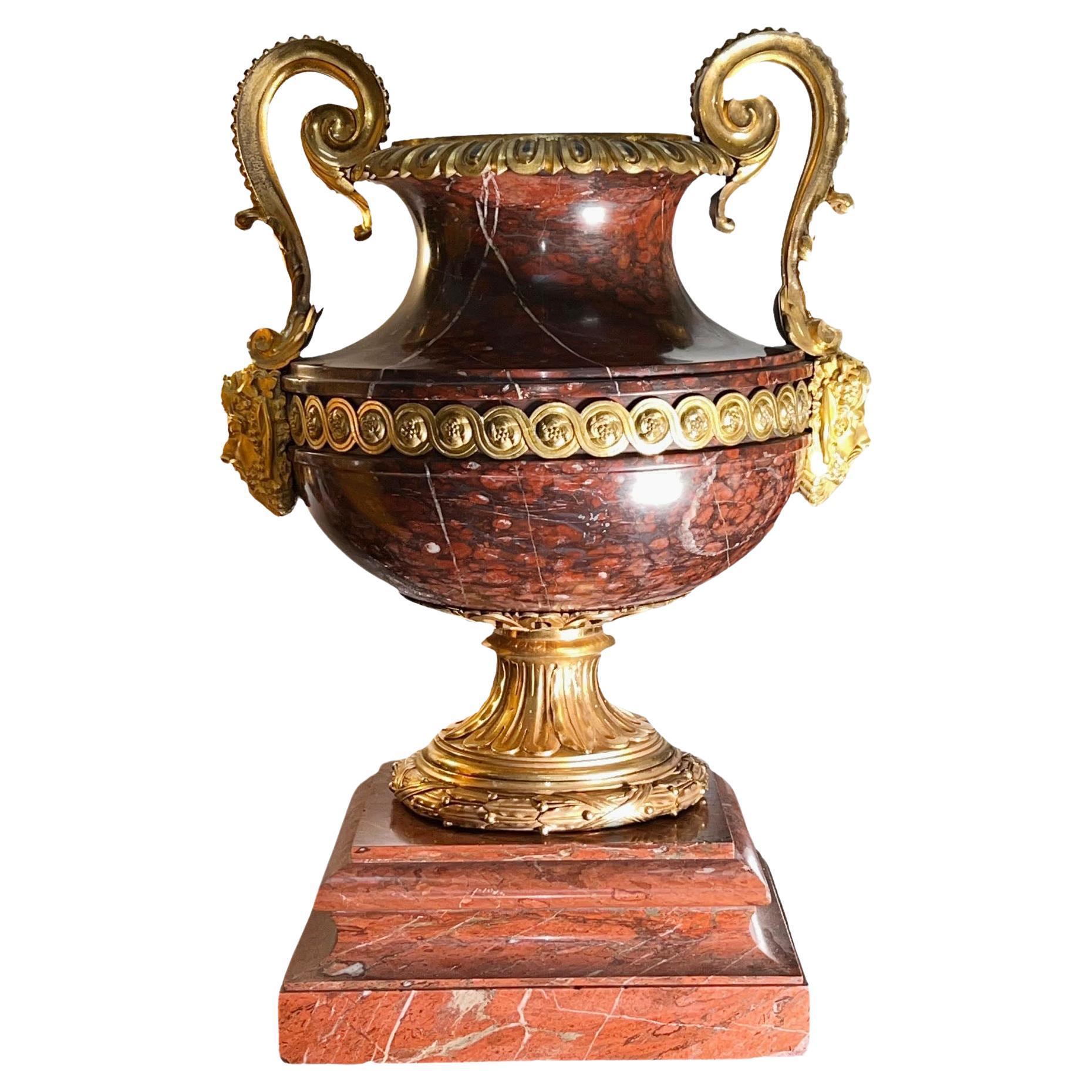 Urne de style LXVI avec montures en bronze doré de la plus haute qualité en vente