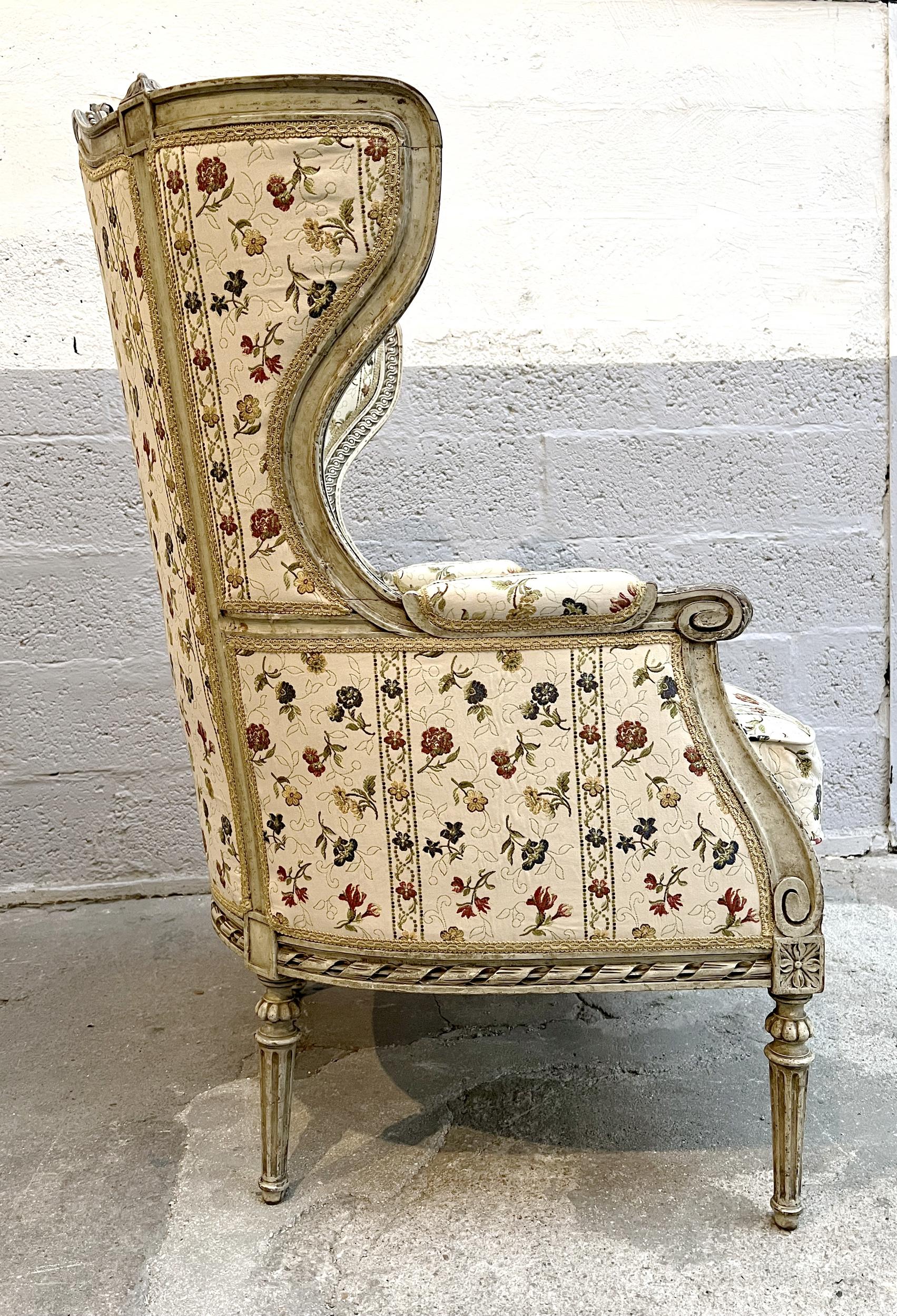 French LXVI-style winged bergère in lacquered wood, France, circa 1800 For Sale