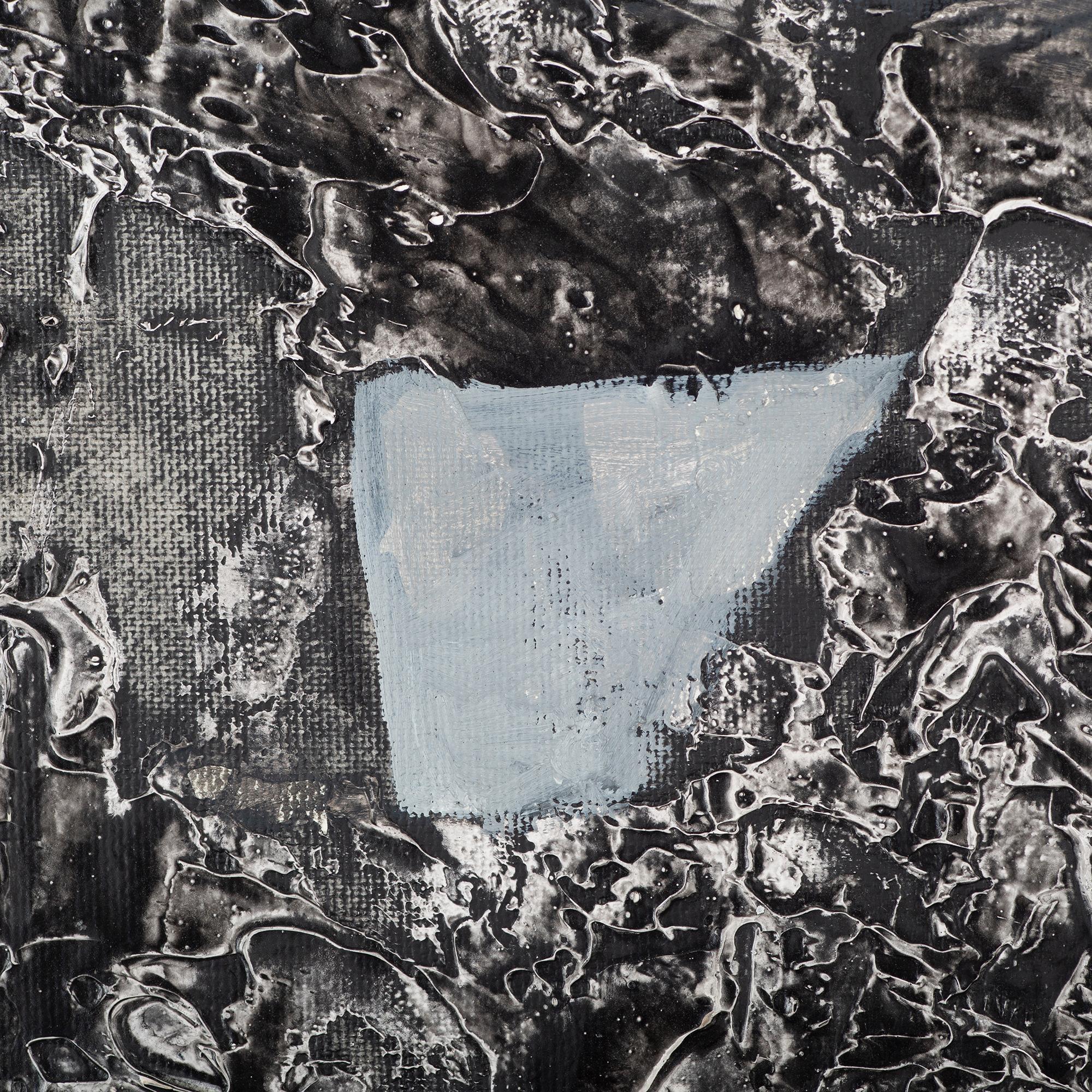 Konzeptuelles Porträt „Never Alone“ in Blau, Schwarz und Grau – Photograph von Ly Hung Anh