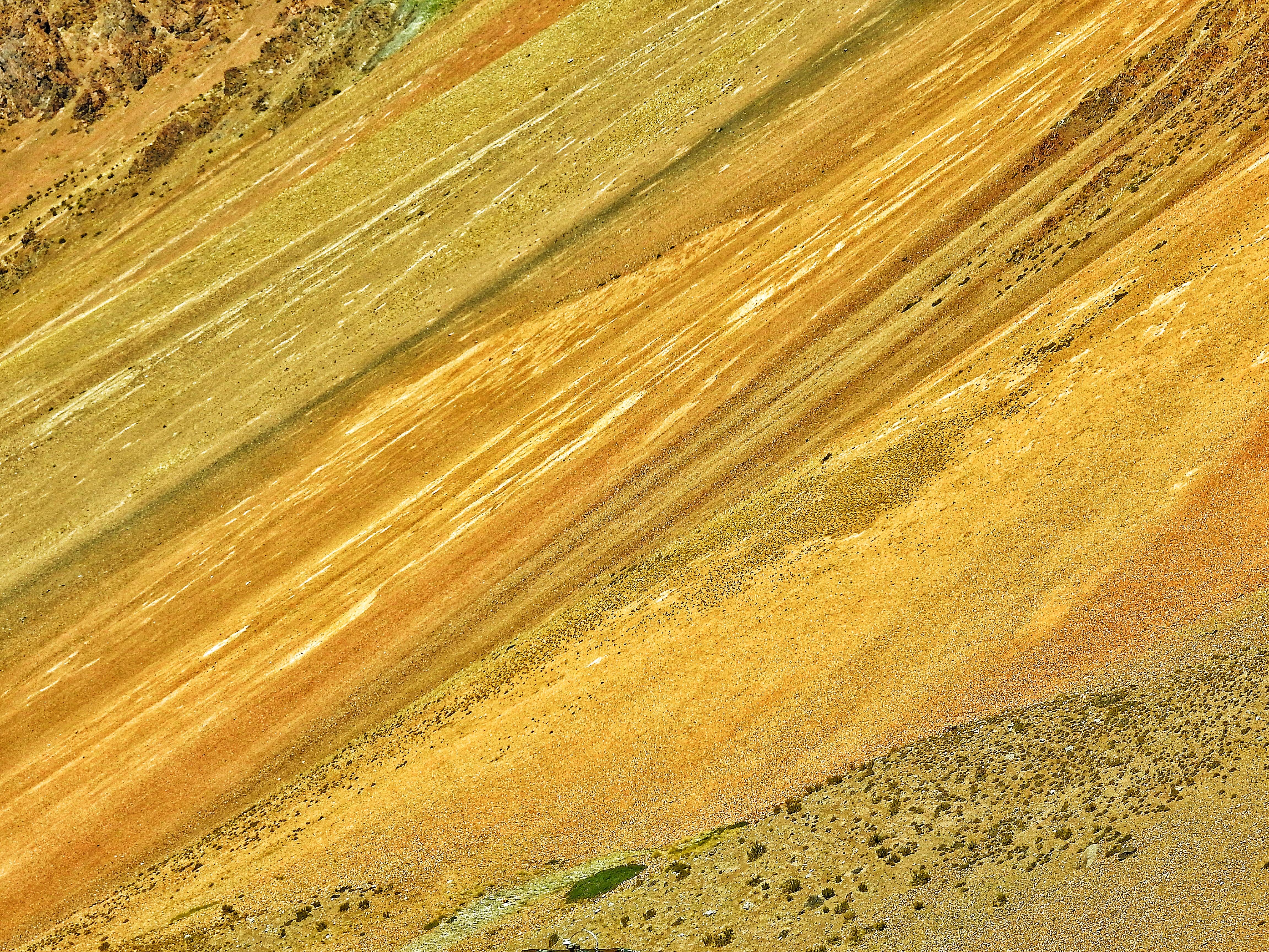 Color Photograph de Lyann Fuenzalida - Historia de las montañas abstractas