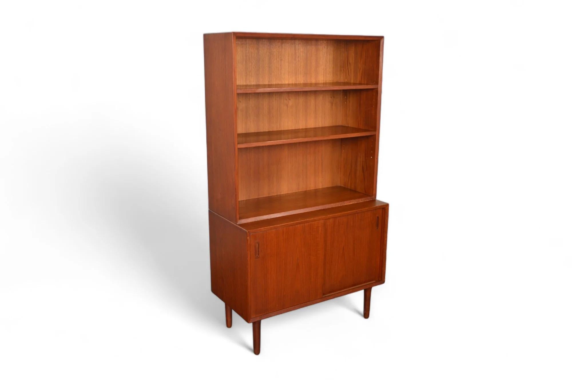 Origine: Danimarca
Progettista: Sconosciuto
Produttore: Lyby Møbler
Epoca: anni '60
Materiali: Teak
Misure: 36,5″ di larghezza x 17″ di profondità x 63″ di altezza

Condizioni: In eccellenti condizioni originali, con l'usura tipica dell'epoca.  Il