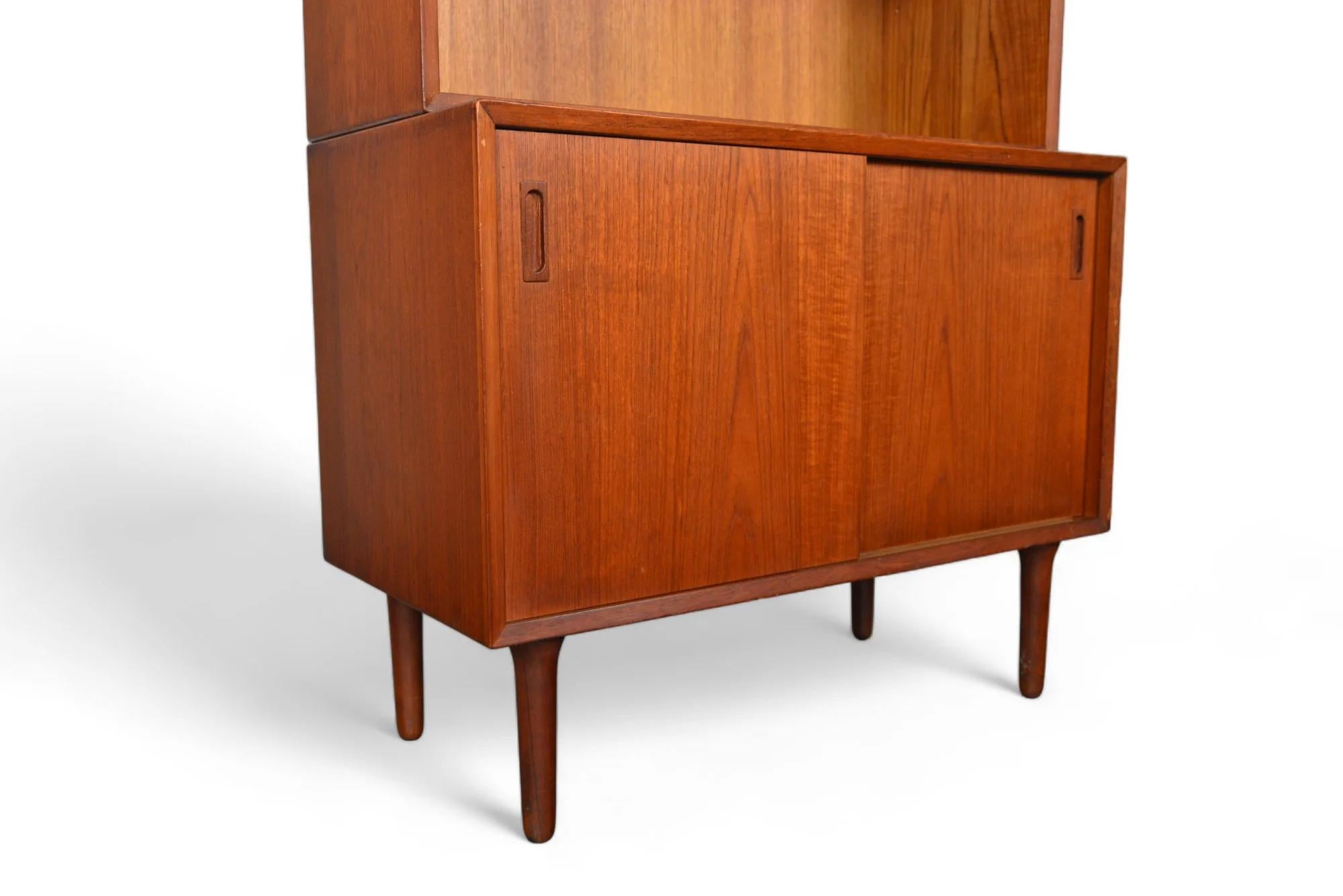 Danese Lyby Møbler Piccola Credenza in Teak con Libreria Hutch in vendita