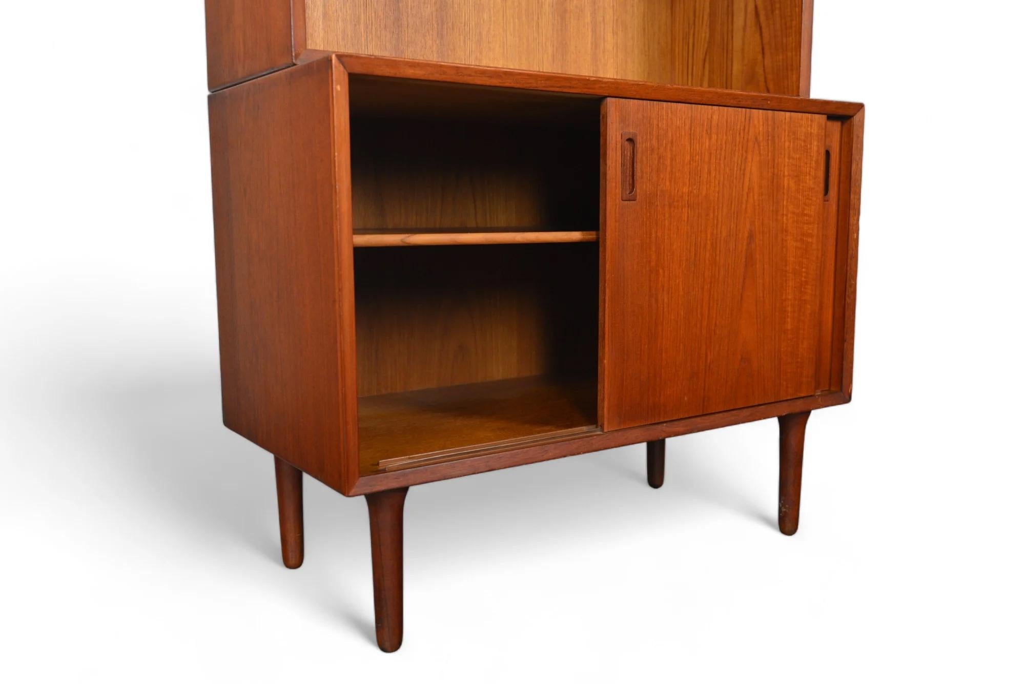 Lyby Møbler Piccola Credenza in Teak con Libreria Hutch In condizioni buone in vendita a Berkeley, CA