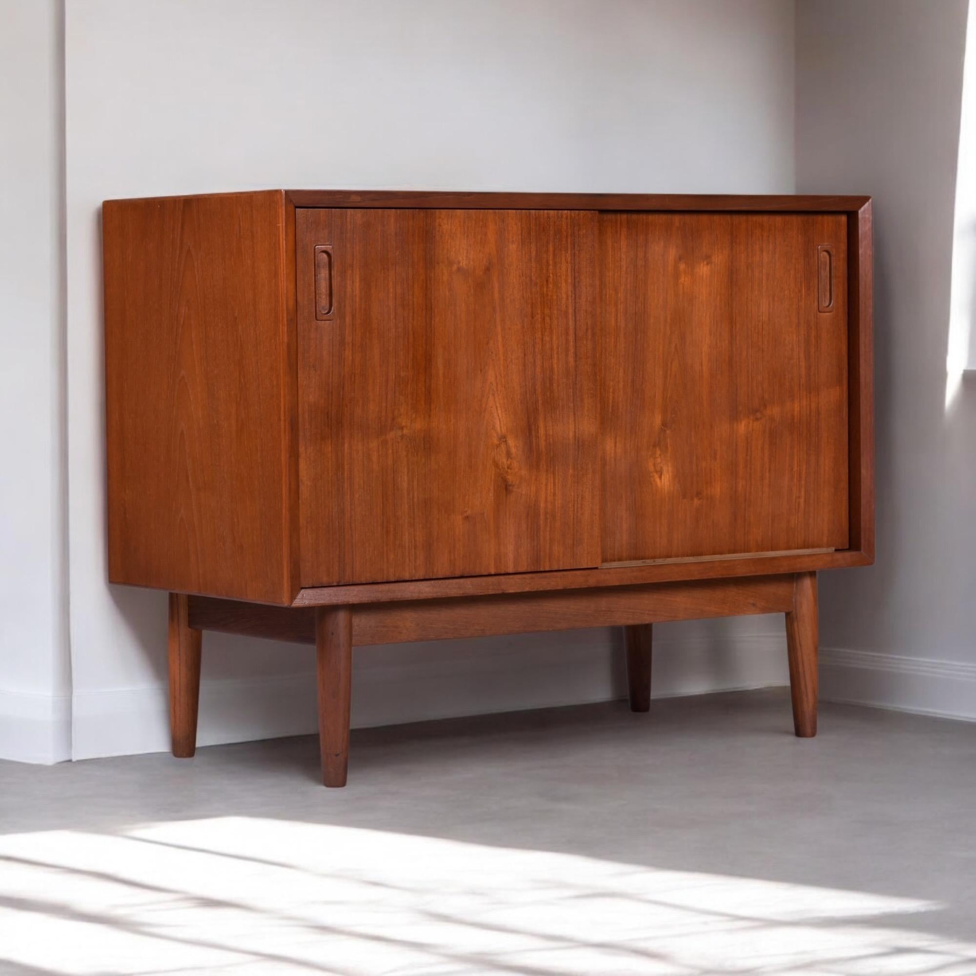 Lyby Mobler Armadio Moderno Danese in Teak con Anta Scorrevole in vendita 6