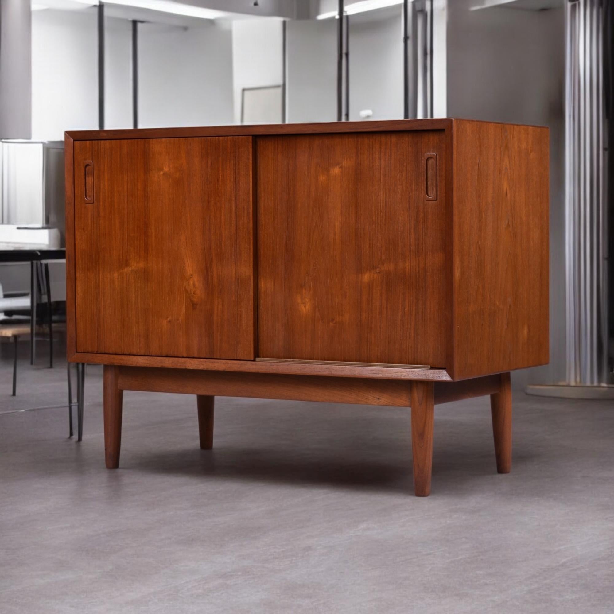 Lyby Mobler Armadio Moderno Danese in Teak con Anta Scorrevole in vendita 7