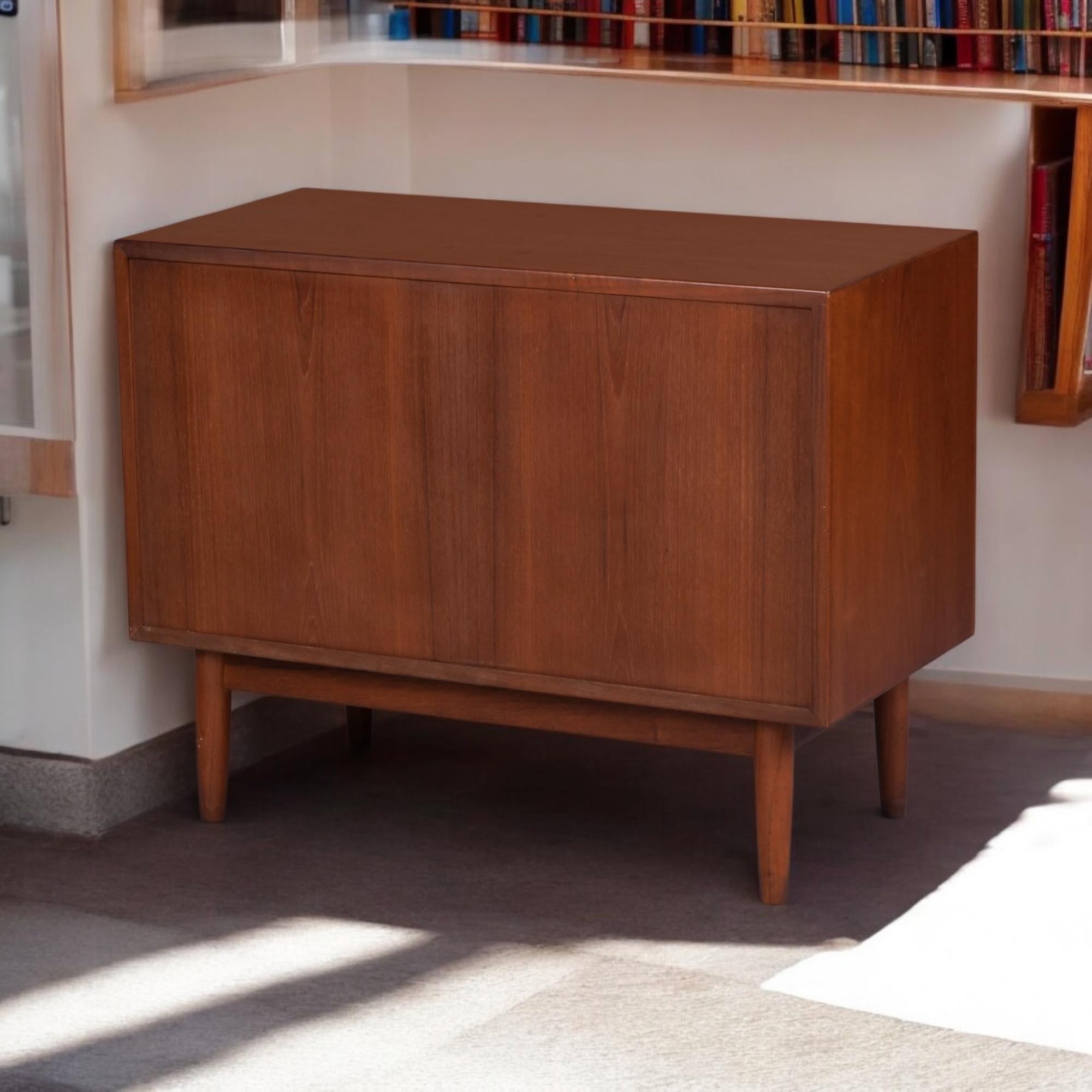 Lyby Mobler Armadio Moderno Danese in Teak con Anta Scorrevole in vendita 8
