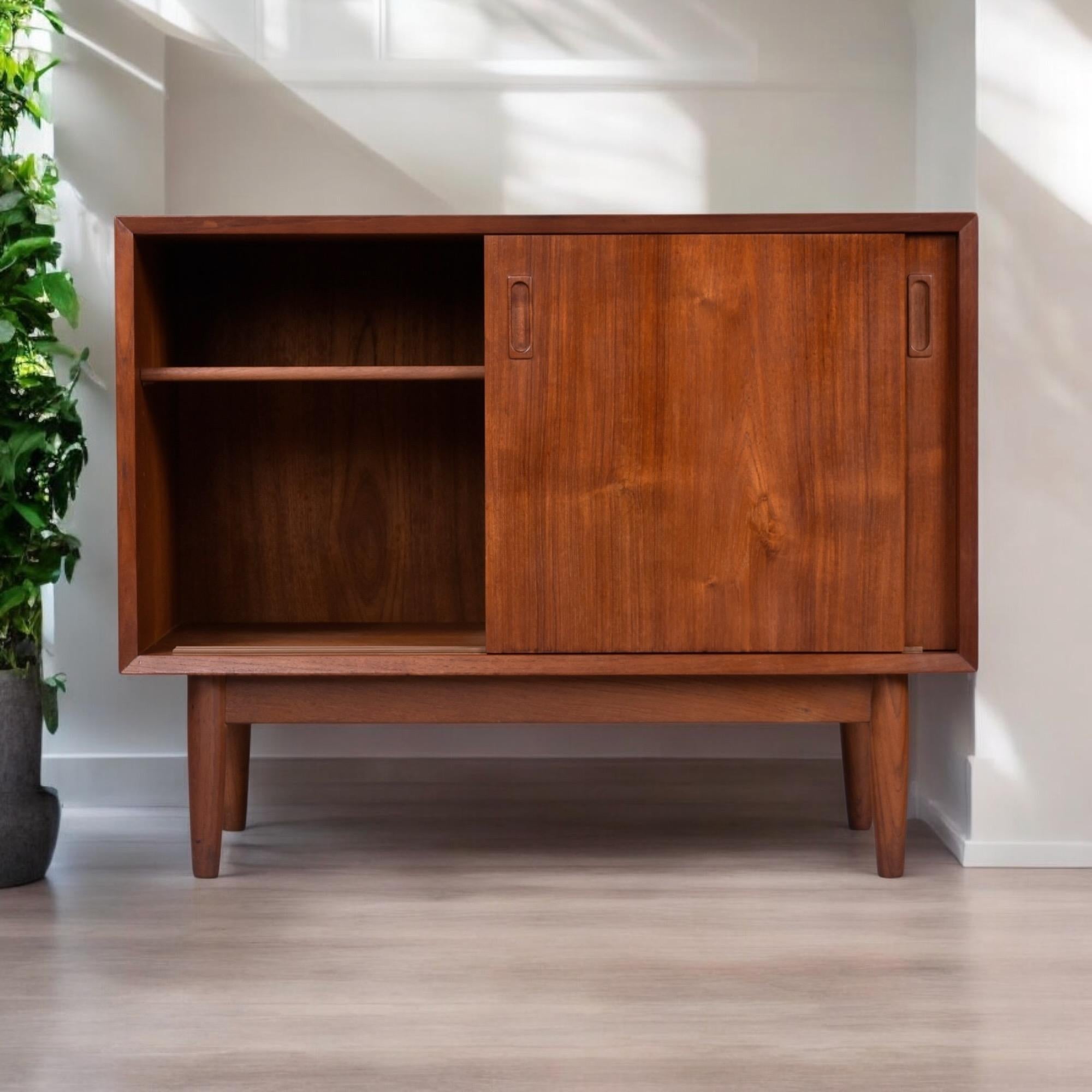 Lyby Mobler Armadio Moderno Danese in Teak con Anta Scorrevole in vendita 11
