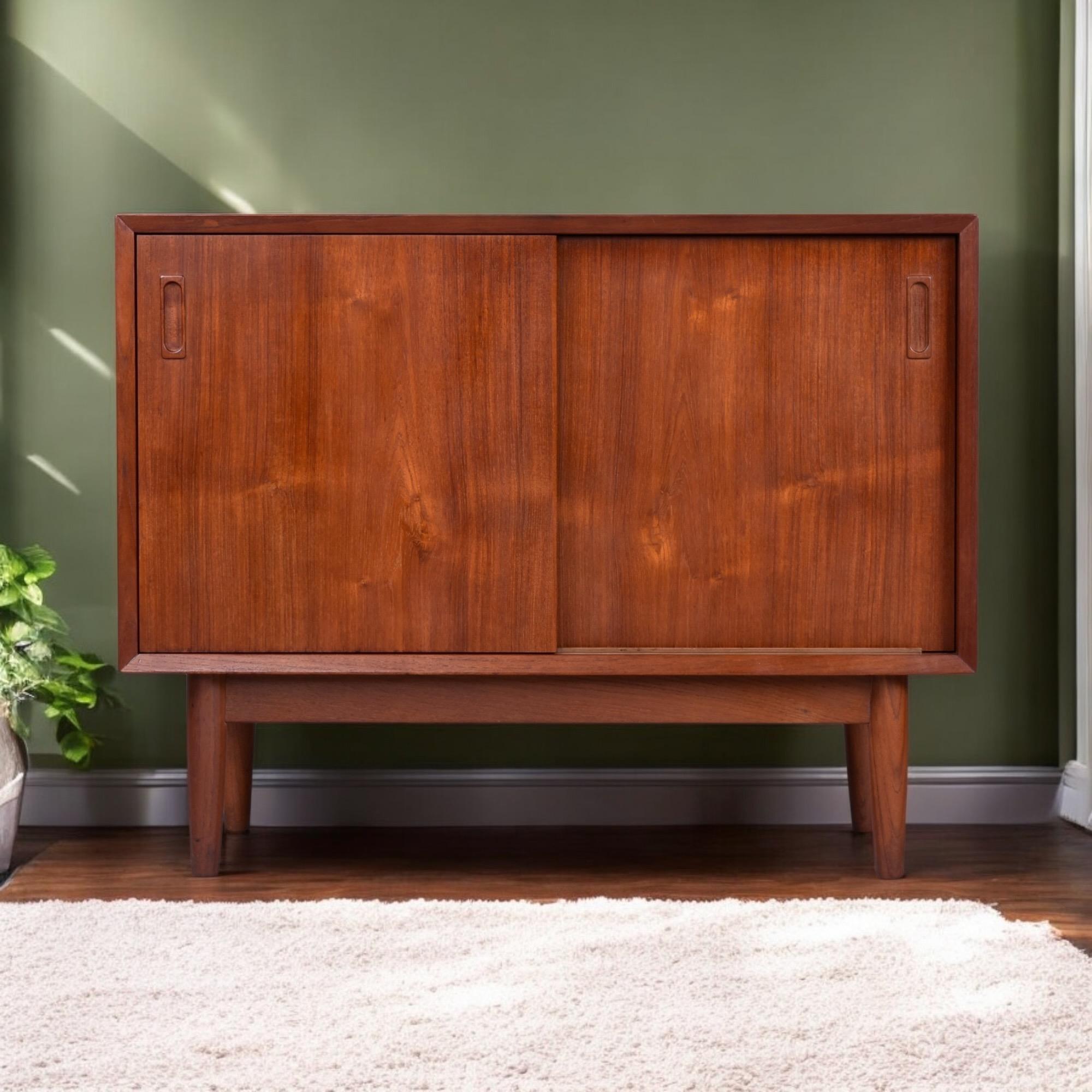 Mid-Century moderno Lyby Mobler Armadio Moderno Danese in Teak con Anta Scorrevole in vendita