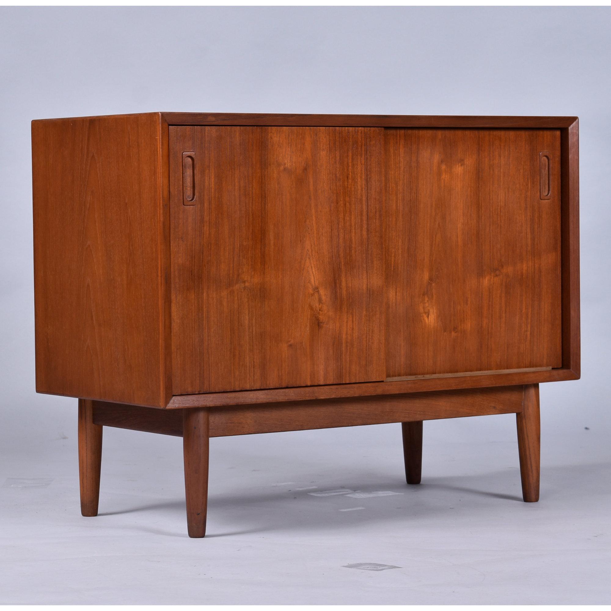 Lyby Mobler Armadio Moderno Danese in Teak con Anta Scorrevole In condizioni buone in vendita a Chattanooga, TN