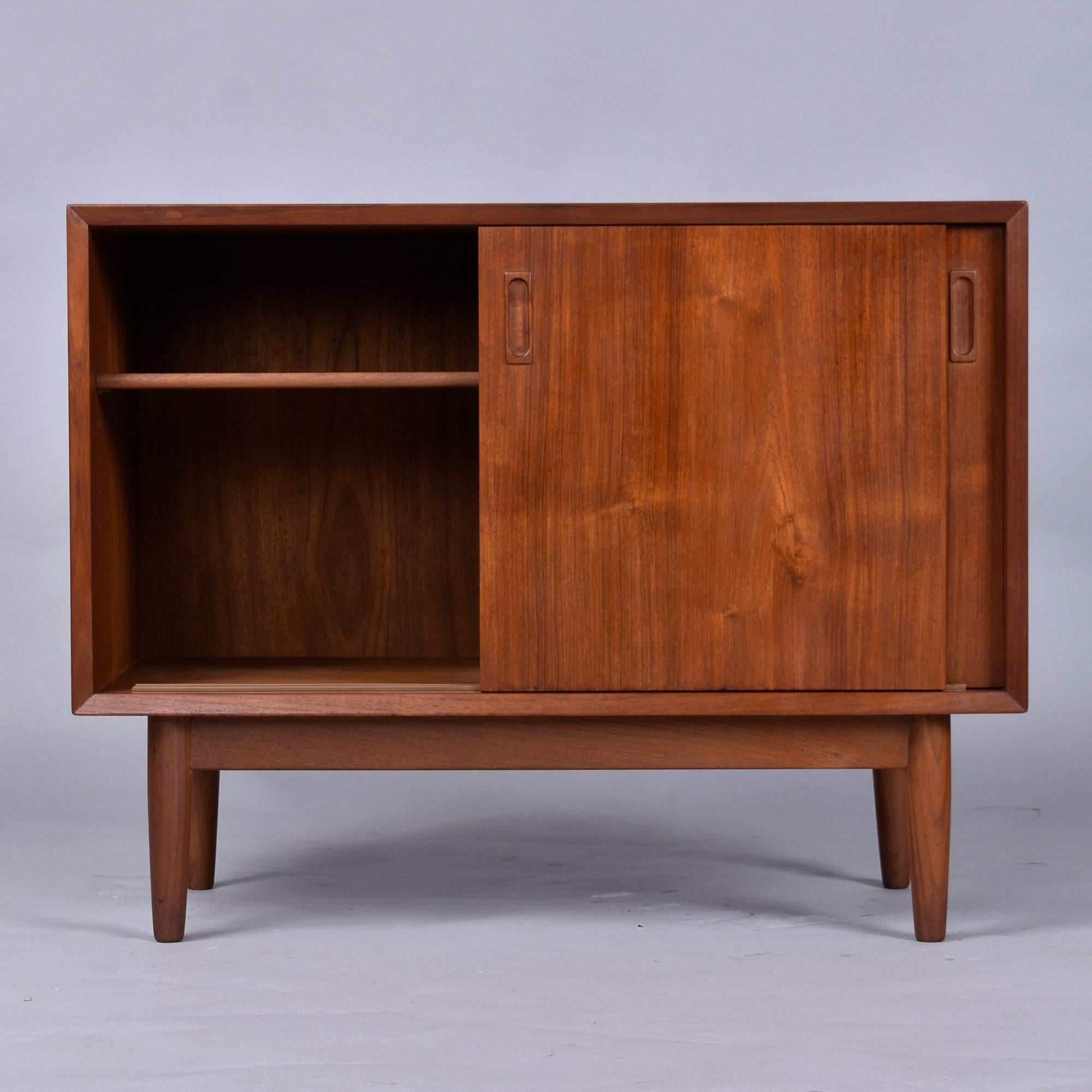 Metà XX secolo Lyby Mobler Armadio Moderno Danese in Teak con Anta Scorrevole in vendita