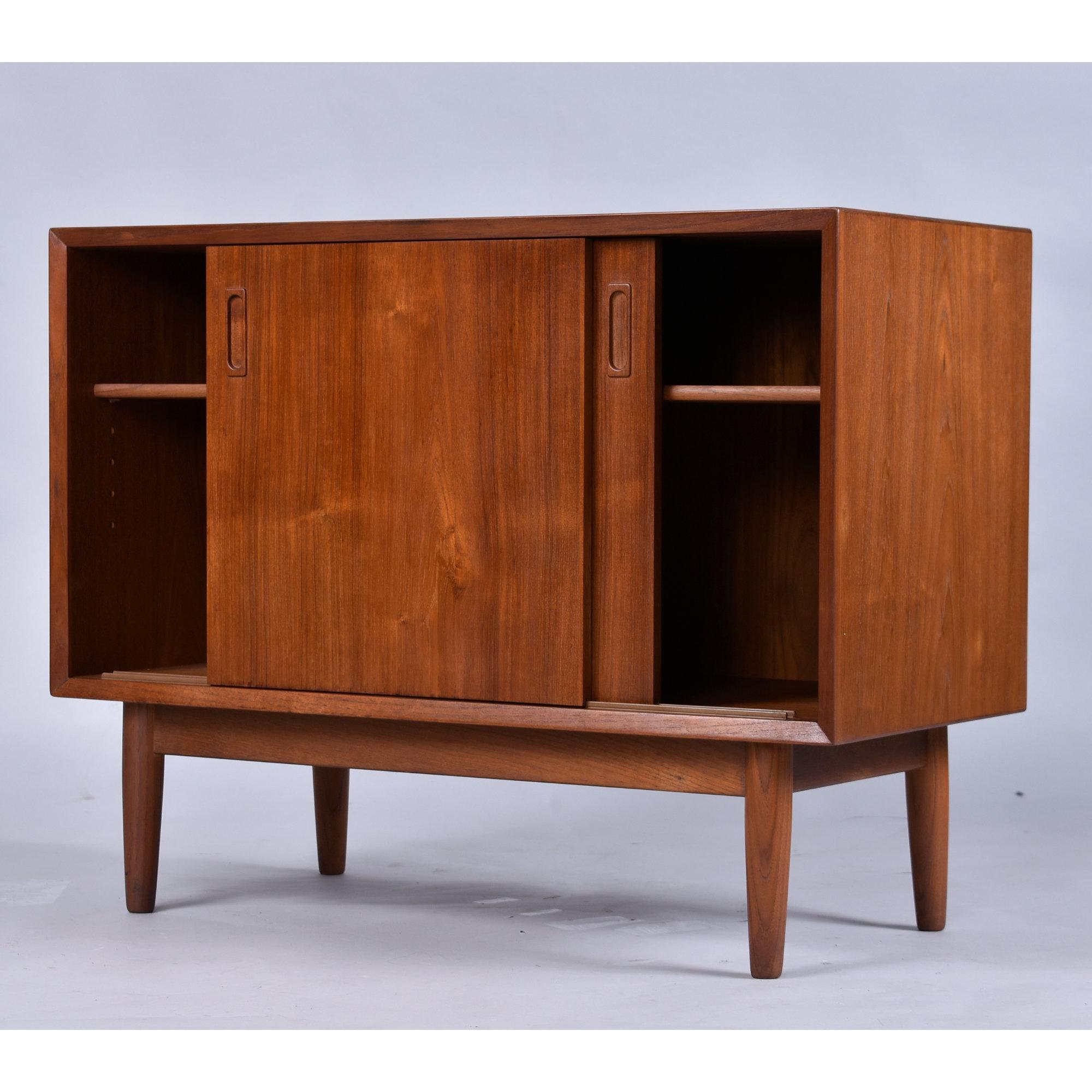 Lyby Mobler Armadio Moderno Danese in Teak con Anta Scorrevole in vendita 1