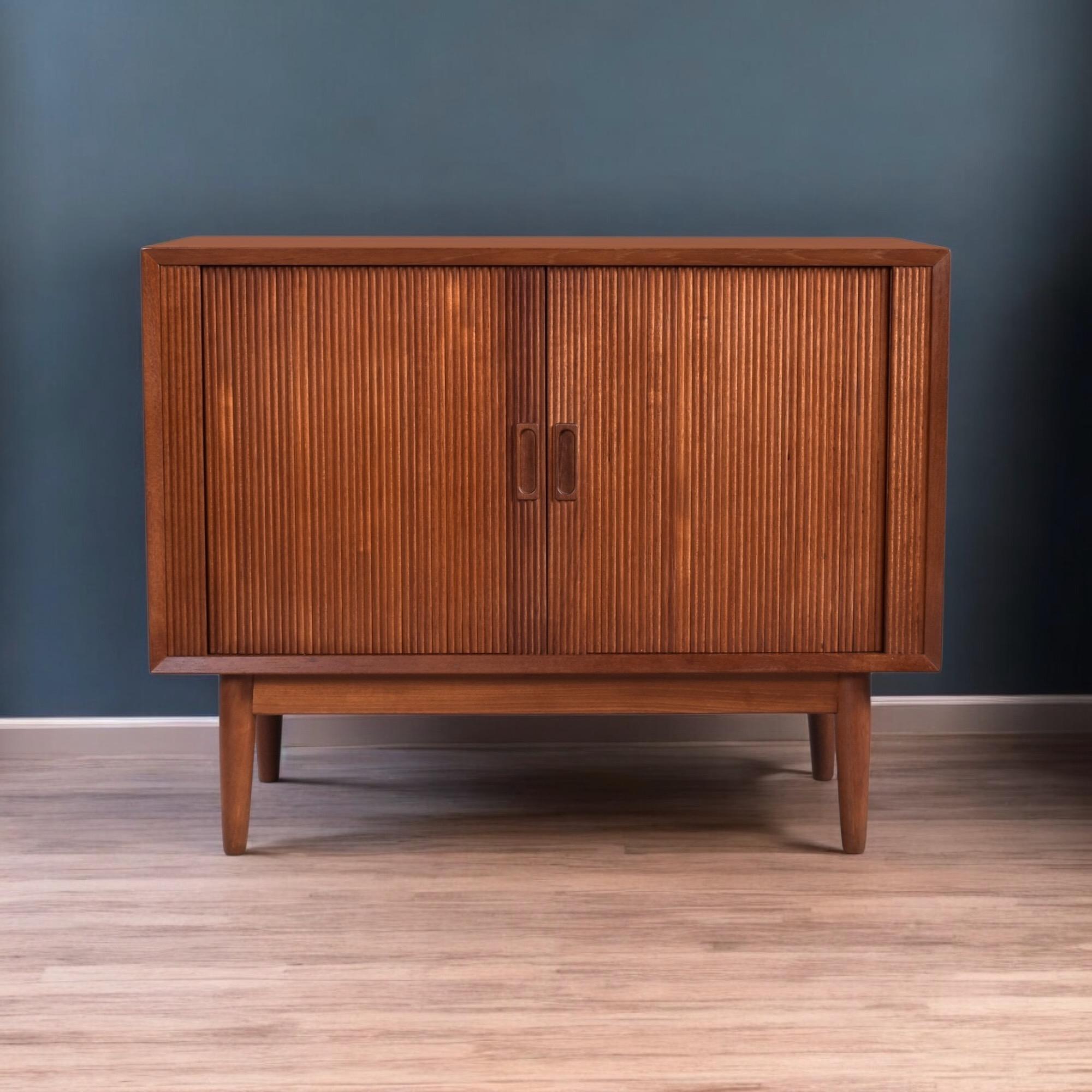 Mid-Century moderno Lyby Mobler Armadio danese in teak con ante a tamburo in vendita