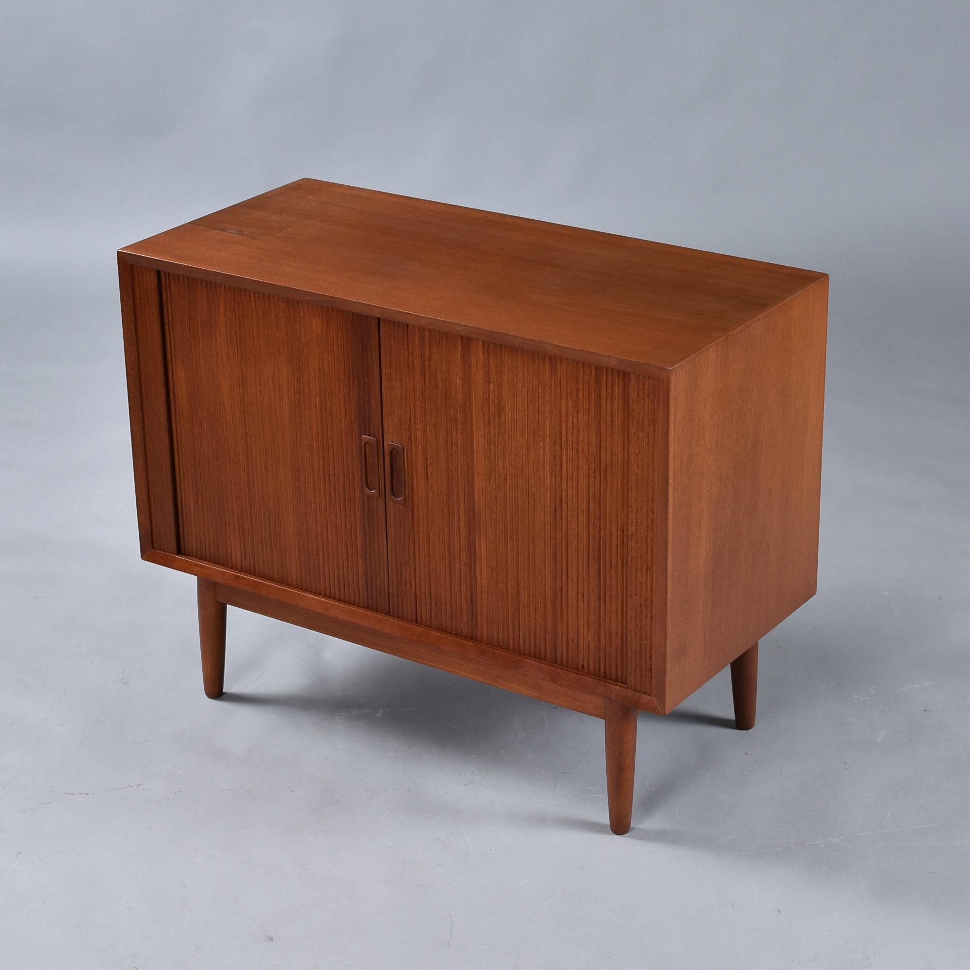 Danese Lyby Mobler Armadio danese in teak con ante a tamburo in vendita