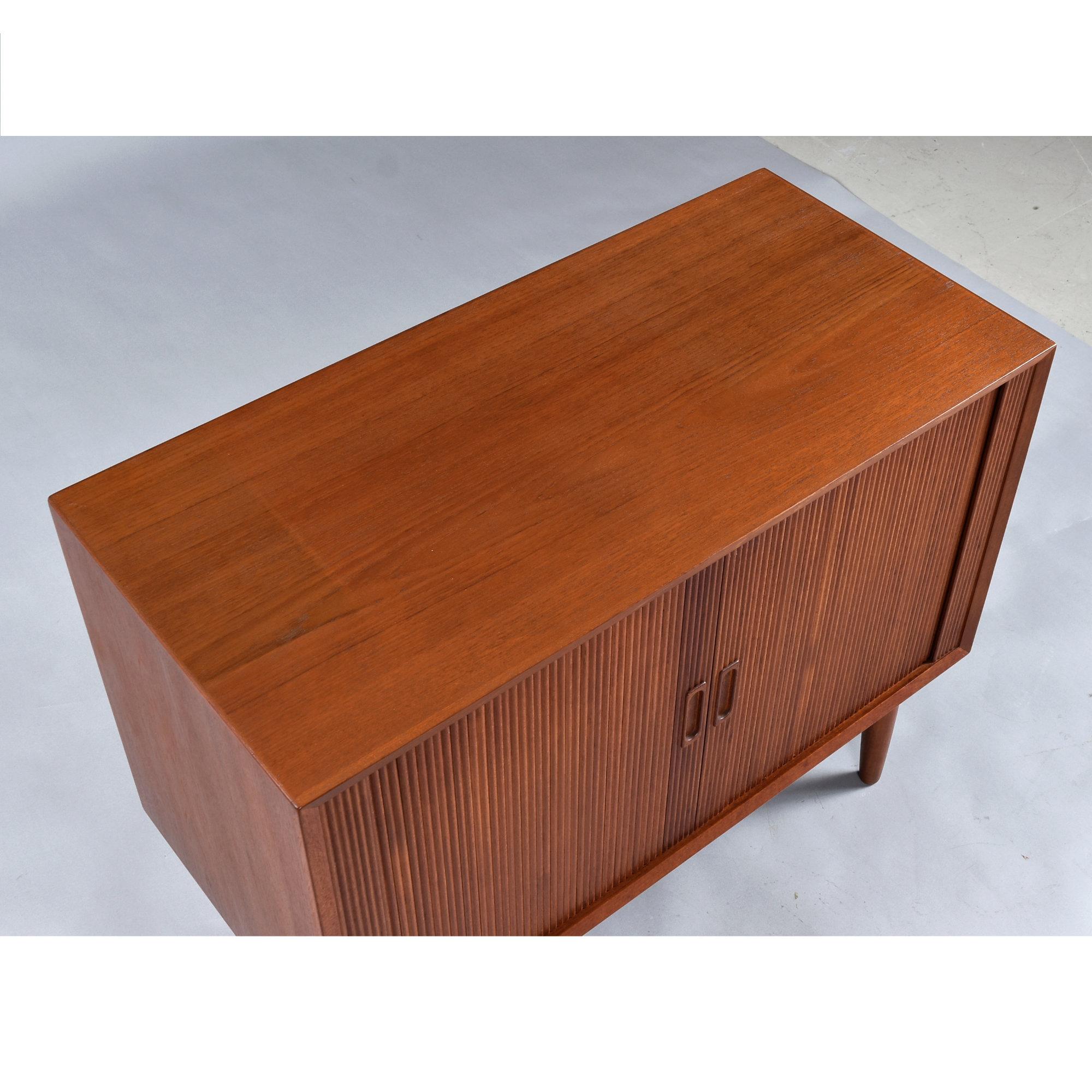 Lyby Mobler Armadio danese in teak con ante a tamburo In condizioni buone in vendita a Chattanooga, TN