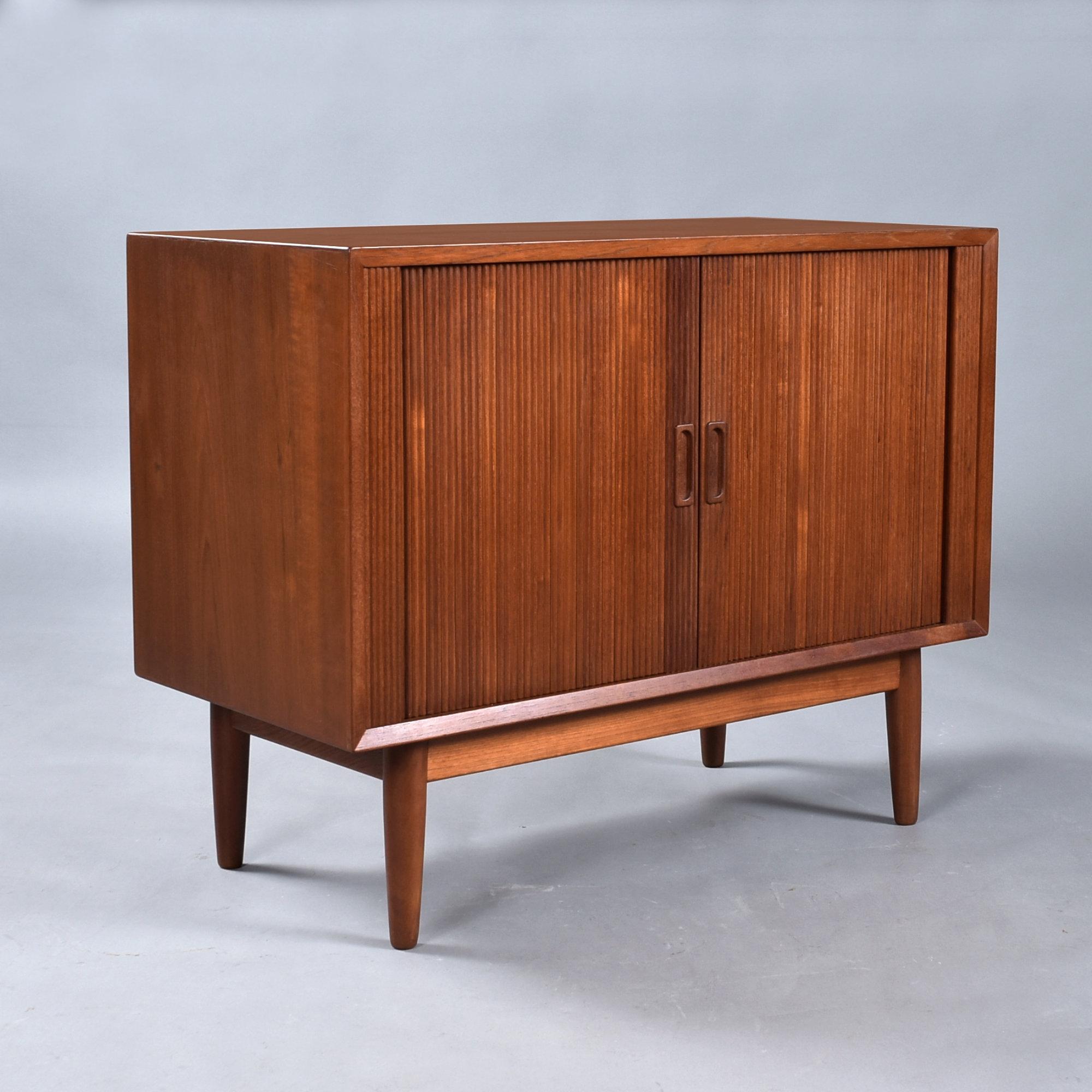 Lyby Mobler Armadio danese in teak con ante a tamburo in vendita 1