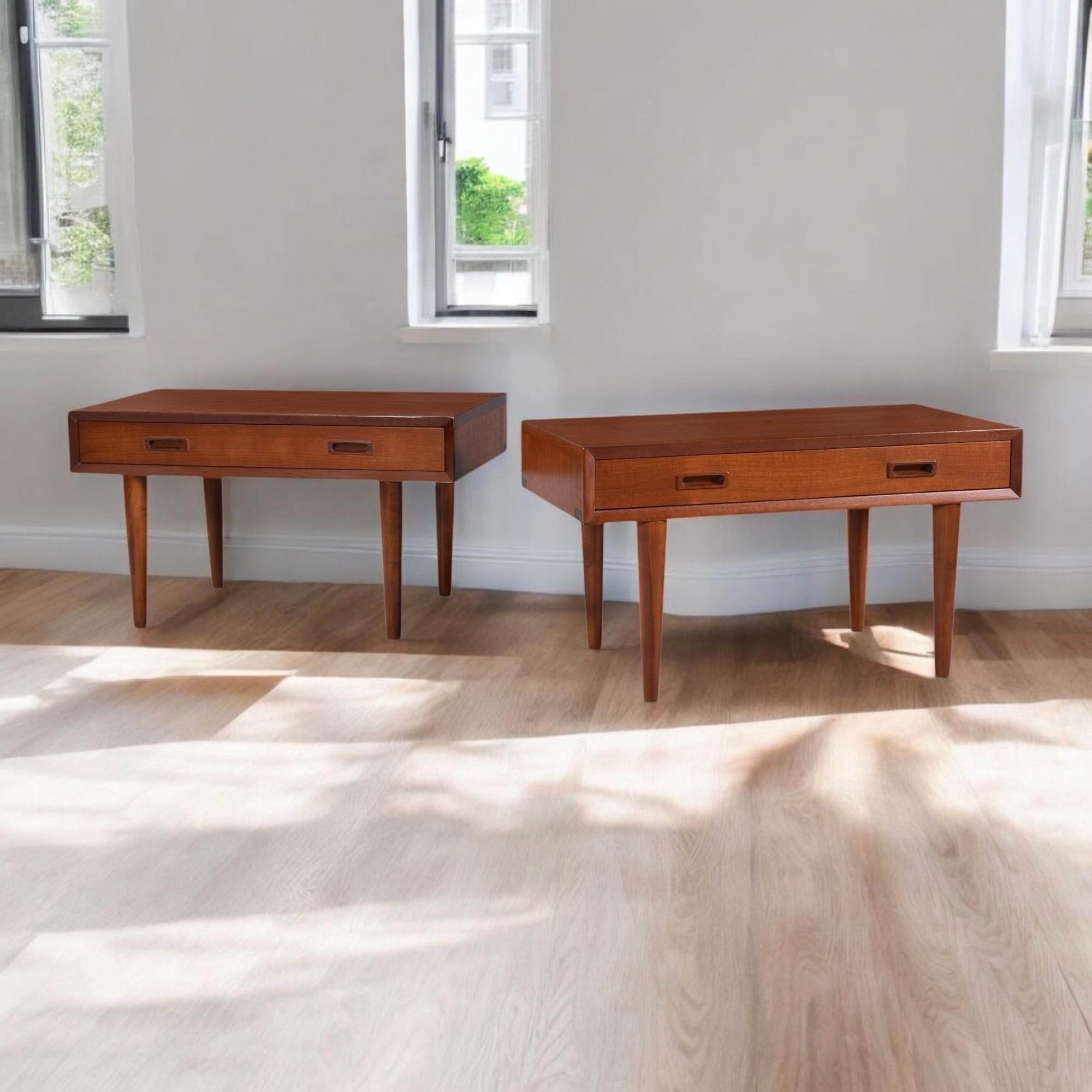 Estas amplias mesillas de noche de teca danesa -producidas originalmente por Lyby Møbler- han sido totalmente reimaginadas como creaciones personalizadas únicas en su especie, transformadas mediante un proceso de restauración artesanal que las eleva